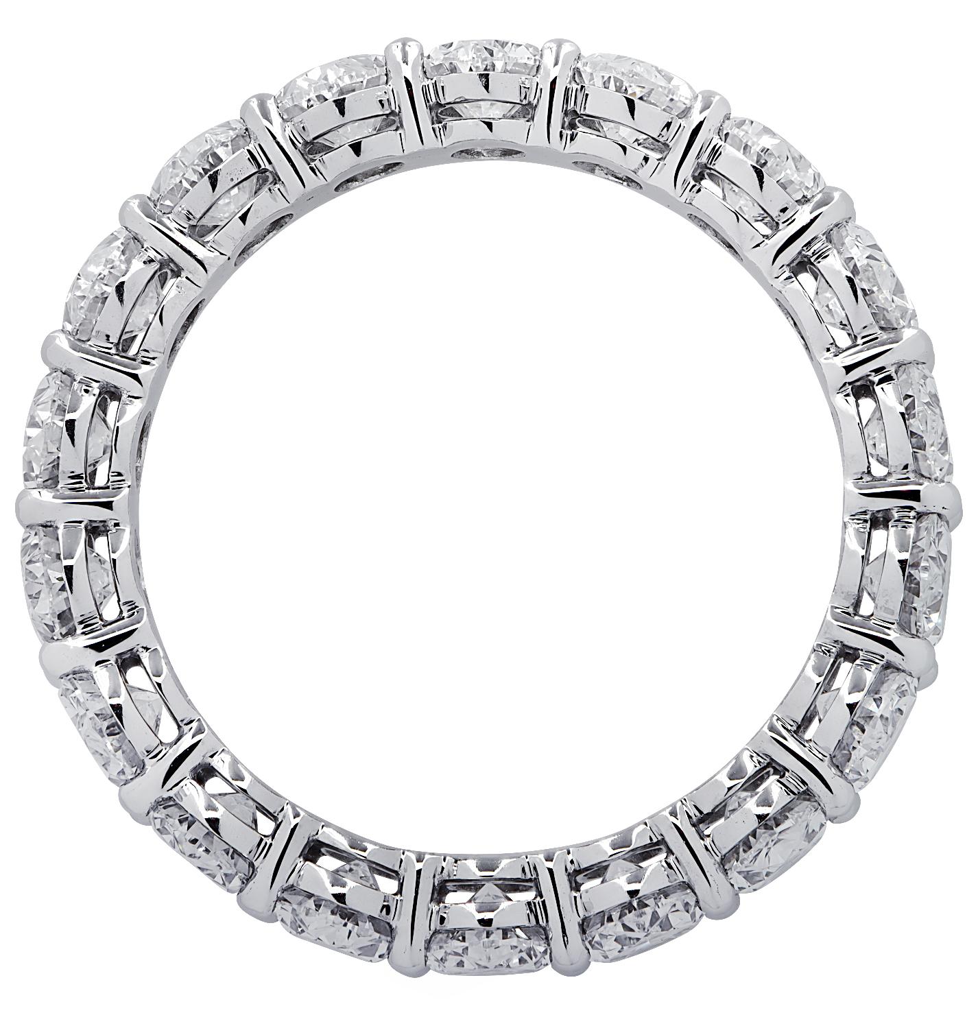 Exquise bague d'éternité Vivid Diamonds réalisée à la main en platine, présentant 18 superbes diamants de taille ovale d'un poids total de 4.31 carats, de couleur D-E-F et de pureté VVS. Chaque diamant a été soigneusement sélectionné, parfaitement