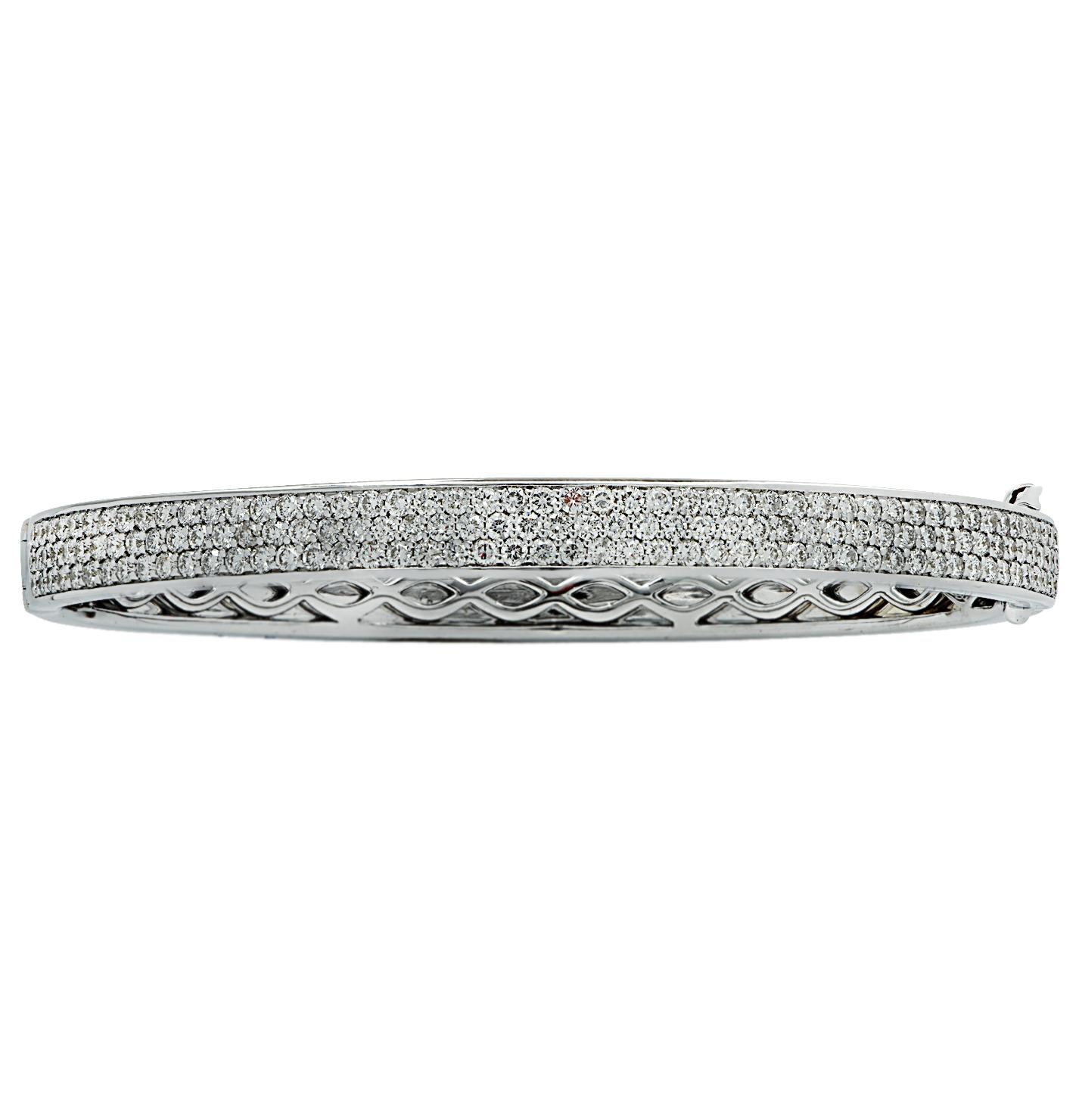 Atemberaubendes Vivid Diamonds Bangle Bracelet aus 18 Karat Weißgold mit 302 runden Diamanten im Brillantschliff mit einem Gesamtgewicht von 4,70 Karat, Farbe F, Reinheit VS-SI. Dieser spektakuläre Armreif ist mit drei Reihen von Diamanten besetzt,