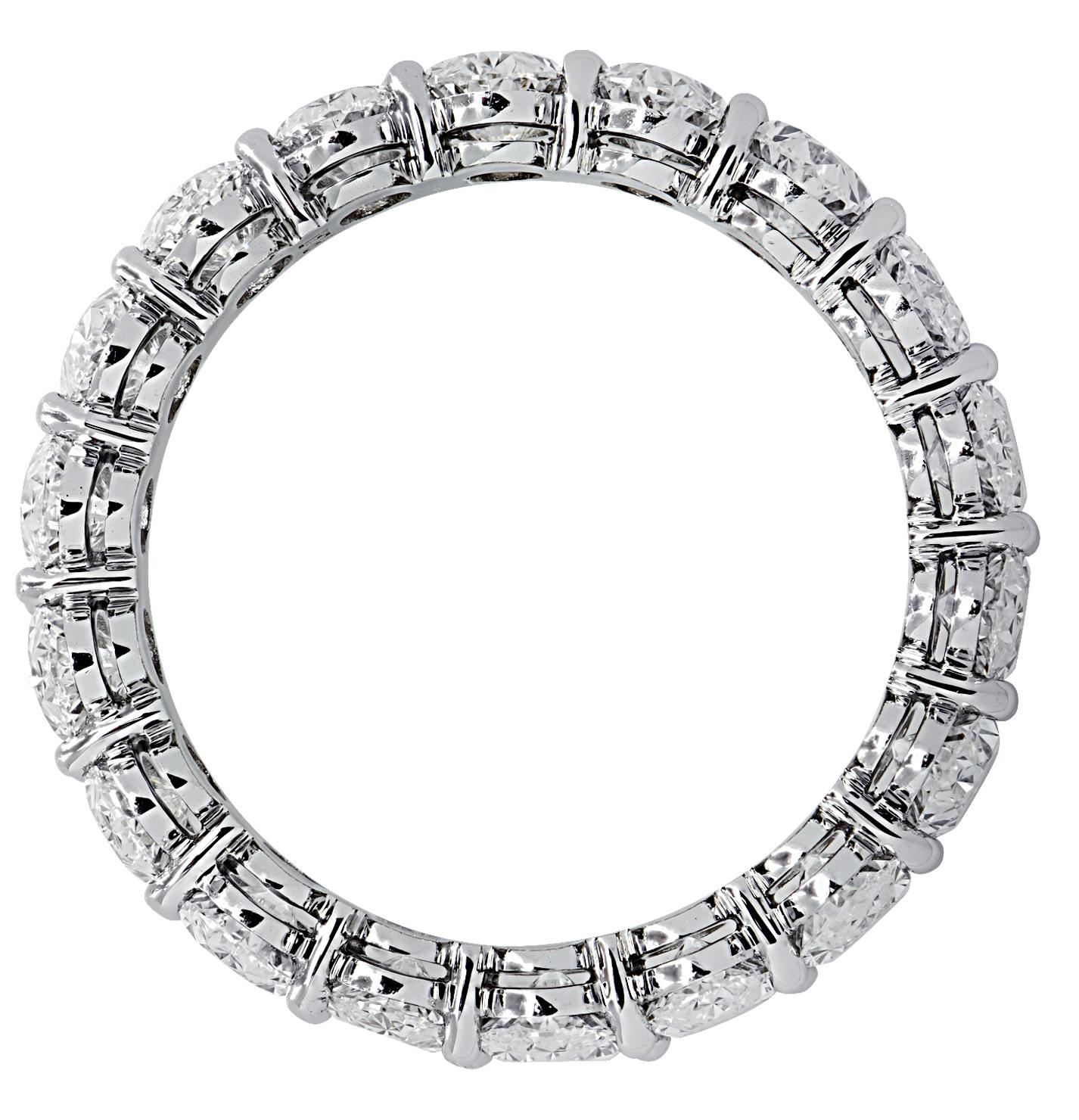 Anillo de eternidad de diamantes ovalados Vivid Diamonds de 4,96 quilates Moderno en venta
