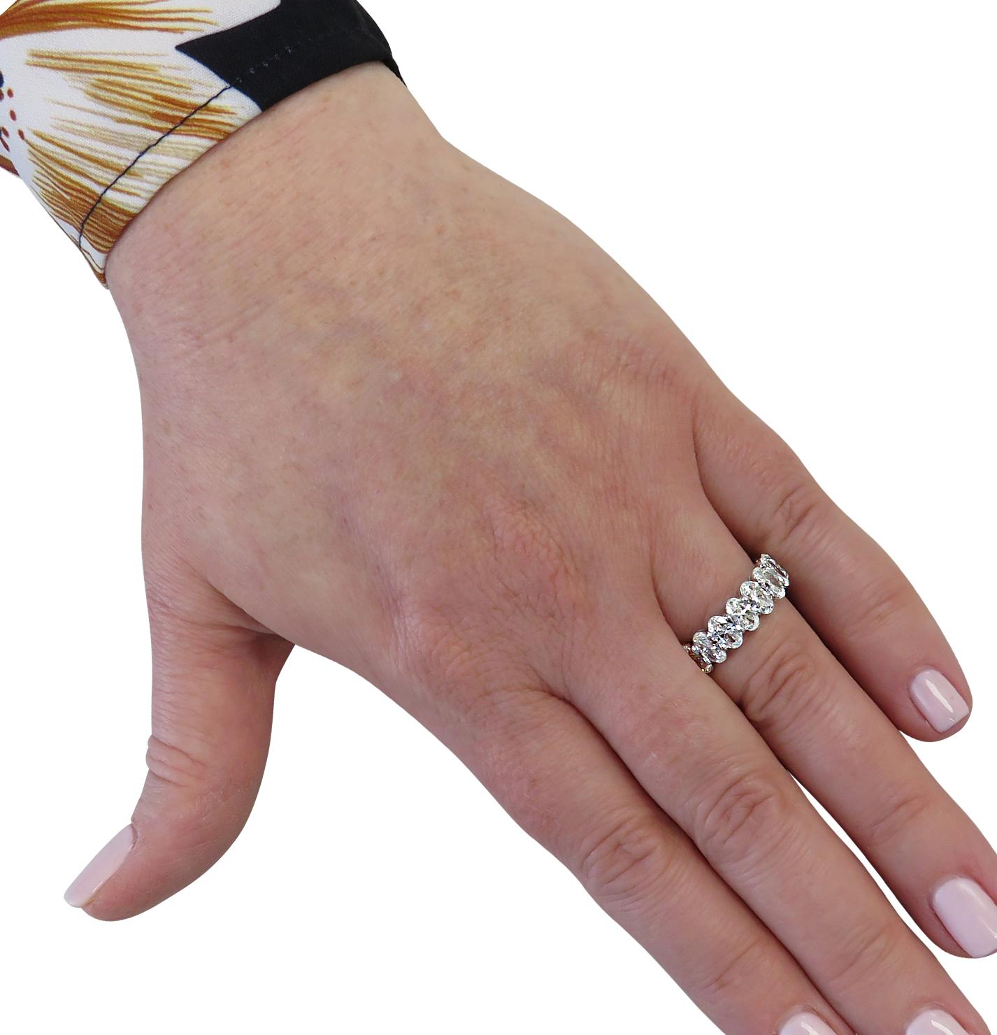 Memoryring mit lebhaften Diamanten, 4,96 Karat, ovaler Diamant (Ovalschliff) im Angebot