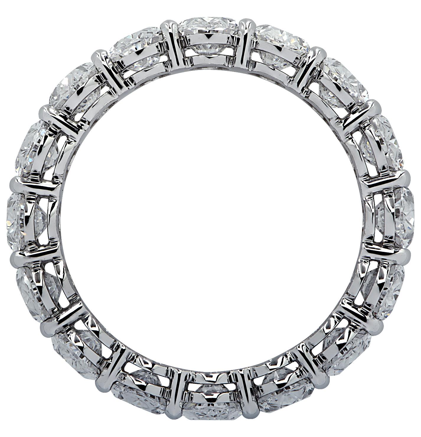 Exquisita alianza de eternidad Vivid Diamonds elaborada en platino, con 16 impresionantes diamantes ovalados de 5,56 quilates en total, color D-E, pureza VVS2-VS1. Cada diamante se seleccionó cuidadosamente, se combinó a la perfección y se engastó