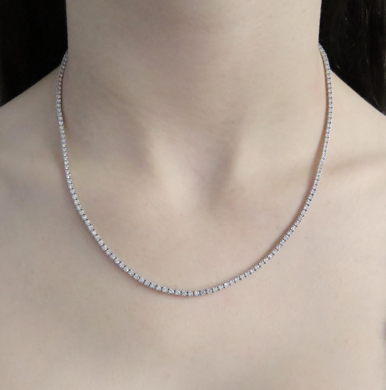 Tennis-Halskette mit lebhaften 6,10 Karat Diamanten in gerader Linie (Rundschliff) im Angebot