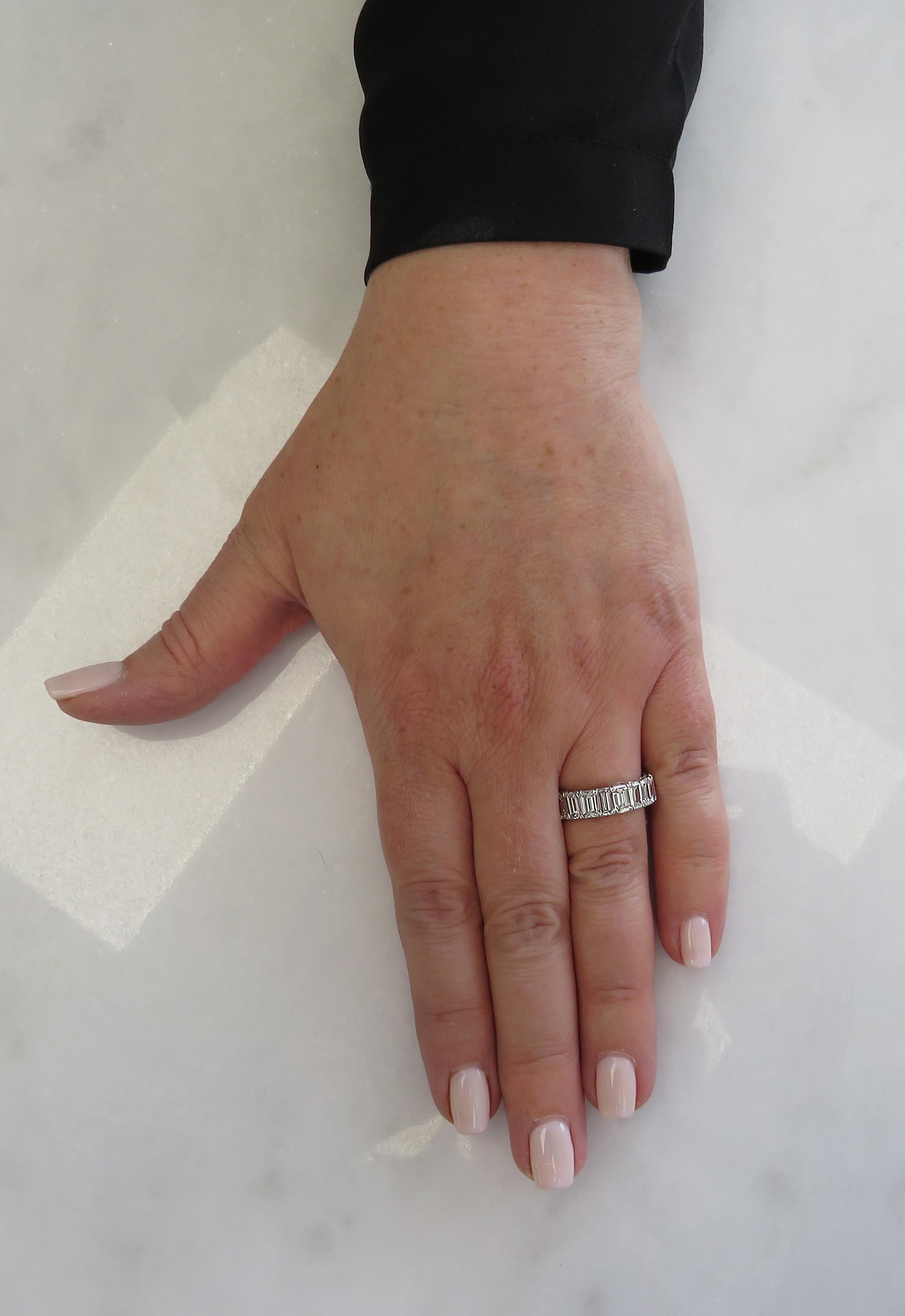 Anillo de diamantes Vivid Diamonds de 6,38 quilates Corte esmeralda en venta