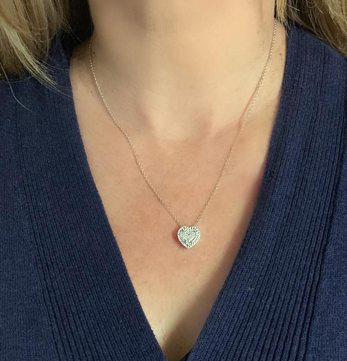 Herz-Halskette mit lebhaften Diamanten, 0,98 Karat Diamant-Doppelhalo im Zustand „Neu“ im Angebot in Miami, FL