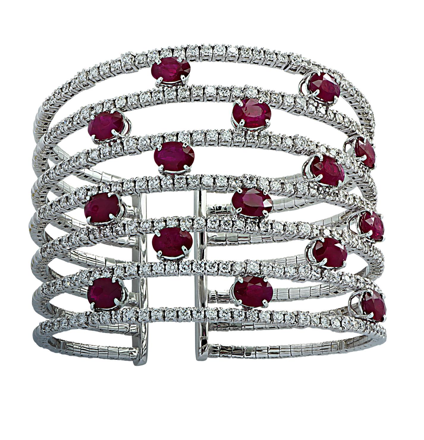 Superbe bracelet bracelet manchette diamant et rubis en or blanc 18 carats, présentant 15 rubis ovales pesant approximativement 15.93 carats total et des diamants ronds de taille brillant pesant approximativement 9.62 carats total, couleur G, pureté