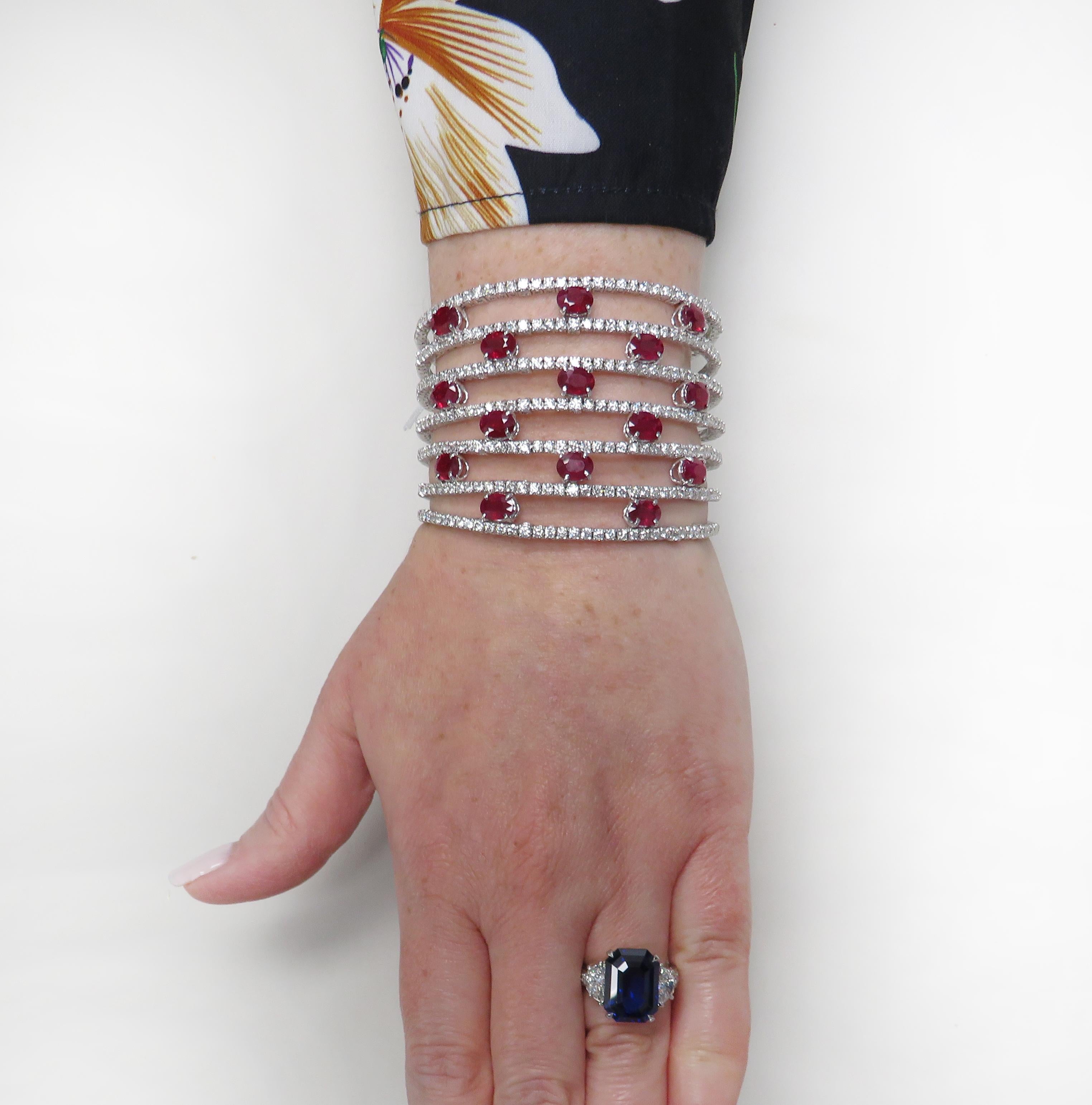Moderne Bracelet manchette Vivid Diamonds en rubis de Birmanie et diamants en vente