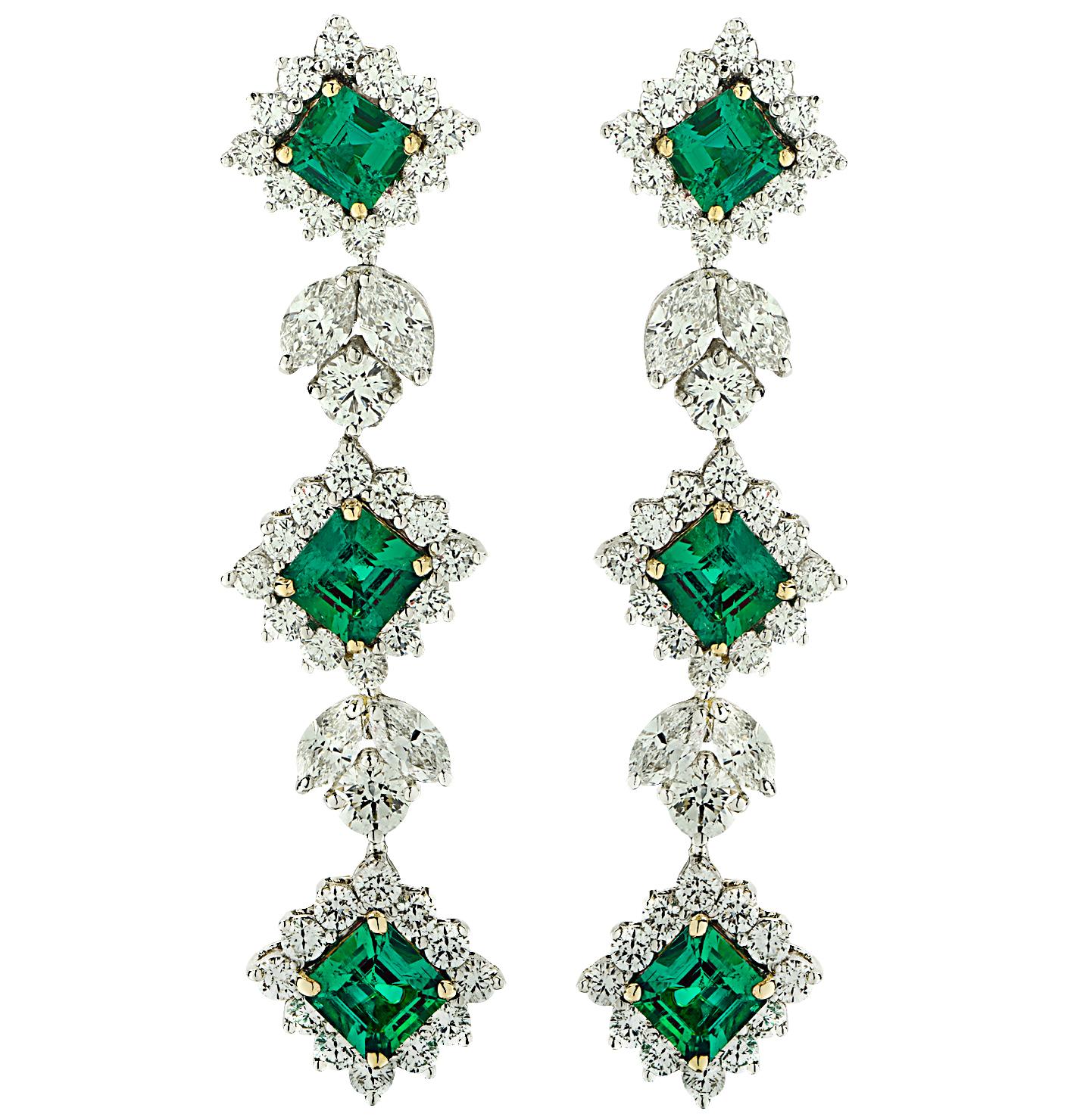 Vivid Diamonds Emerald and Diamond Dangle Earrings In New Condition In Miami, FL