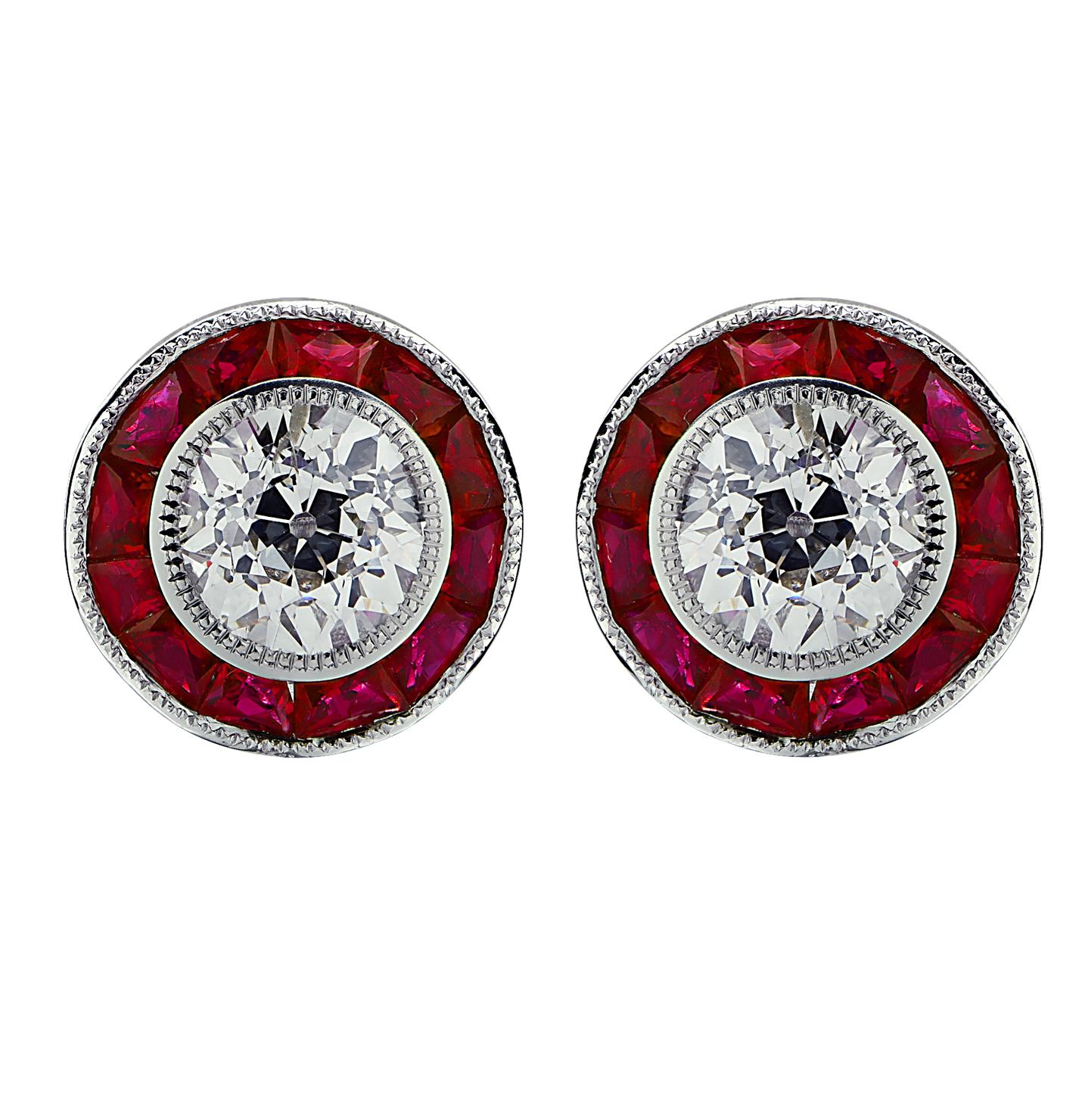Incantevoli orecchini Vivid Diamonds realizzati in platino con 2 diamanti taglio europeo certificati GIA, per un peso totale di 2,09 carati, colore J, purezza VS2-I1 e 24 rubini taglio francese, per un peso totale di circa 5,80 carati. I diamanti a