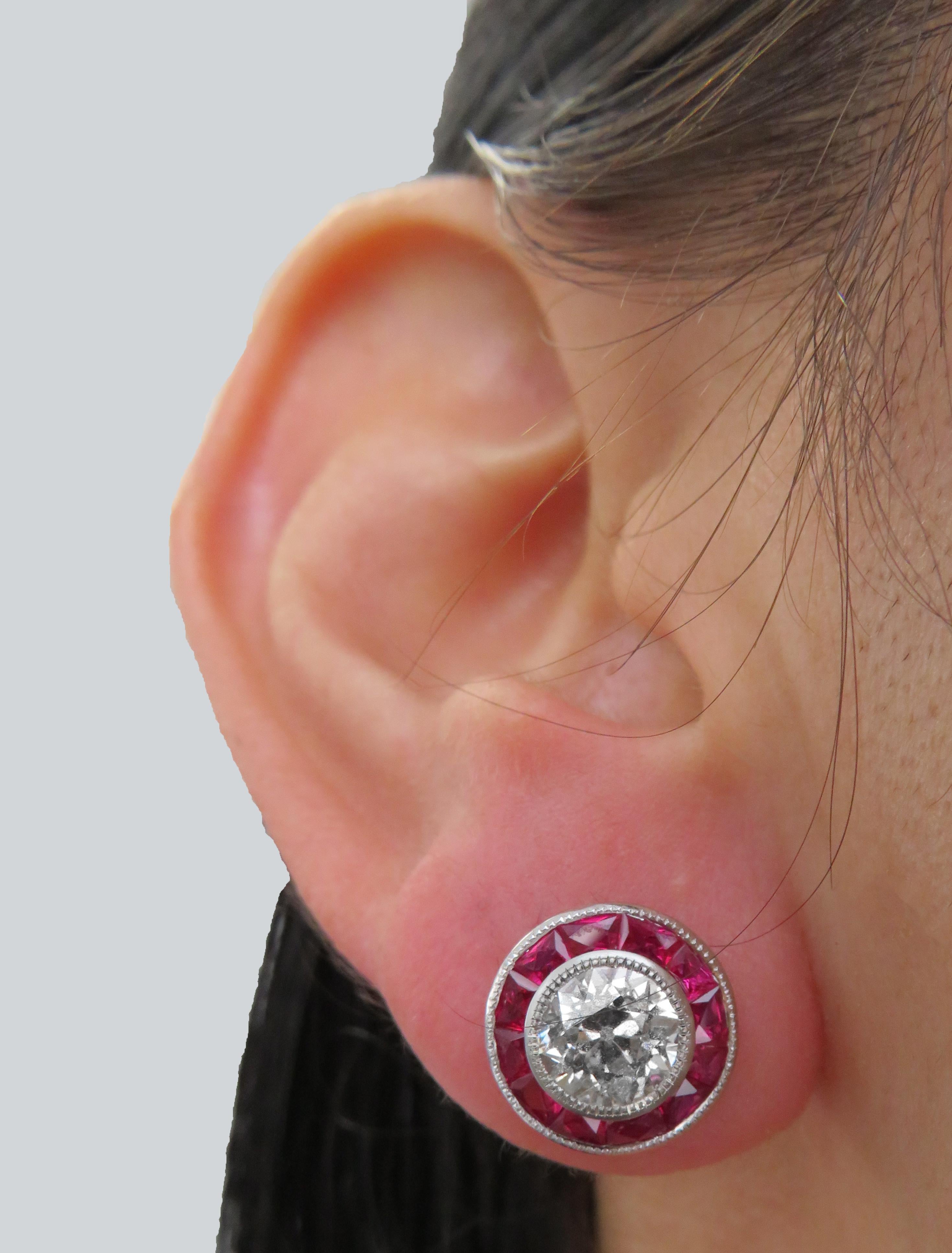 Taglio antico europeo Vivid Diamonds Orecchini con diamante e rubino certificati GIA da 2,09 carati in vendita
