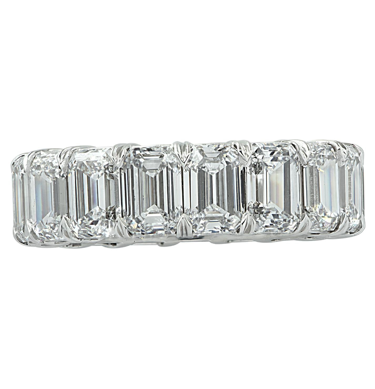 Anneau d'éternité Vivid Diamonds réalisé à la main en platine, mettant en valeur 17 spectaculaires diamants taille émeraude certifiés par le GIA, d'un poids total de 8,63 carats, de couleur D-E et de pureté VVS1- VS1. Chaque diamant a été