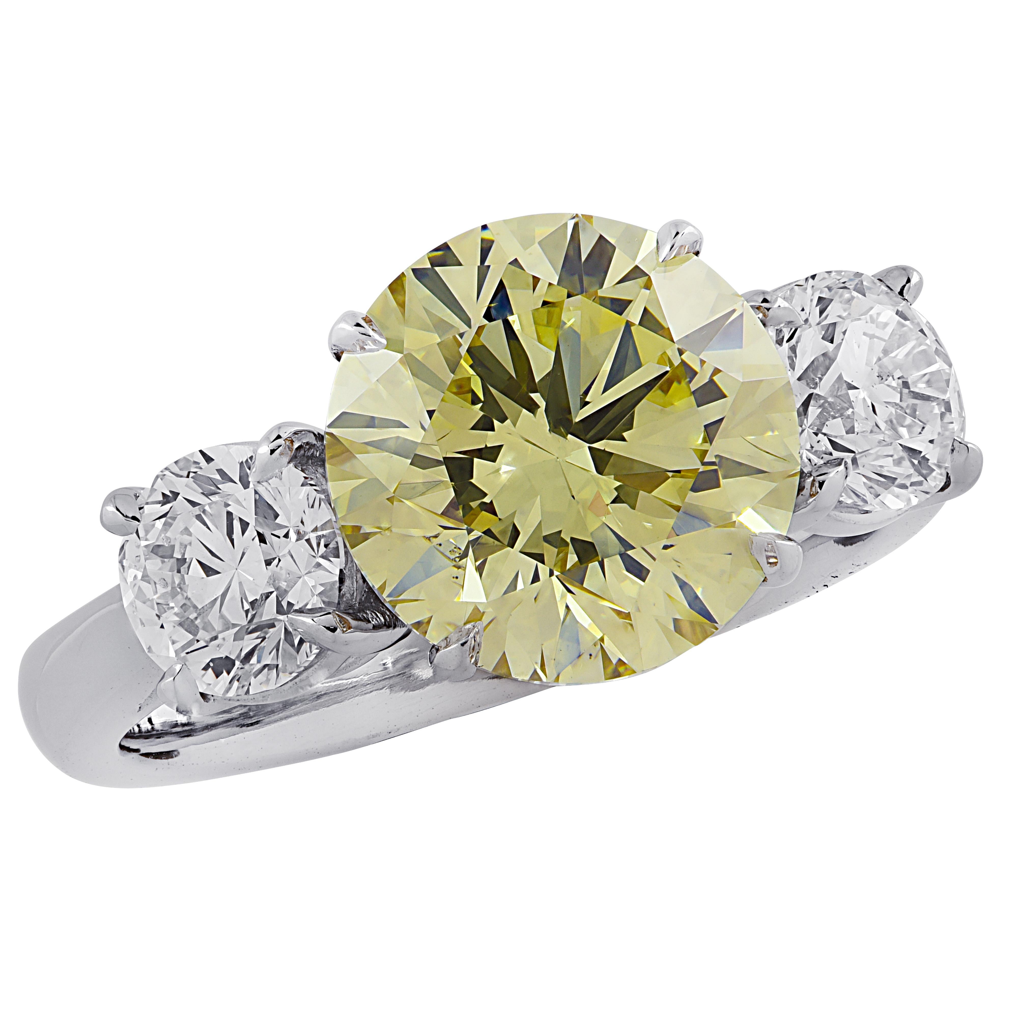 Vivid Diamonds Three-Stone 3.19 Carat Diamond Engagement Ring In New Condition In Miami, FL