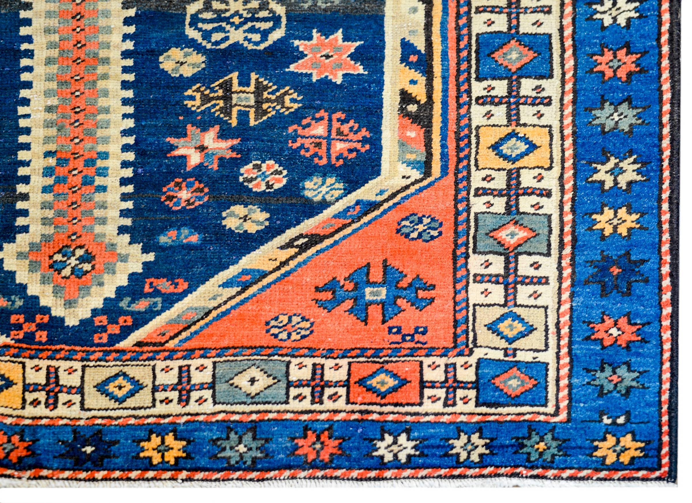 Vívida alfombra azerí de principios del siglo XX Teñido con vegetales en venta