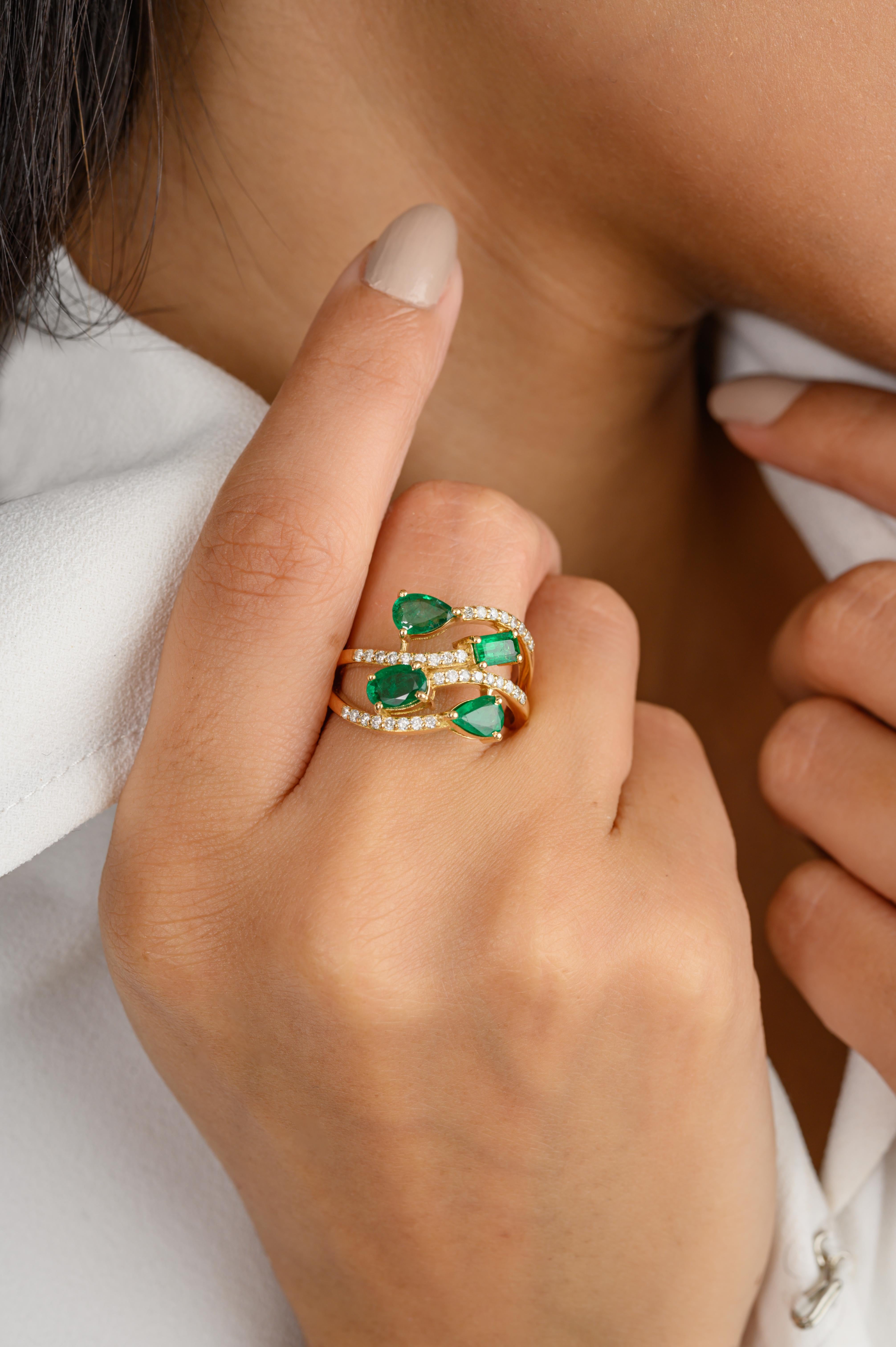 For Sale:  Vivid Emerald Diamond Wedding Band Ring in 18k Solid Yellow Gold for Women 3