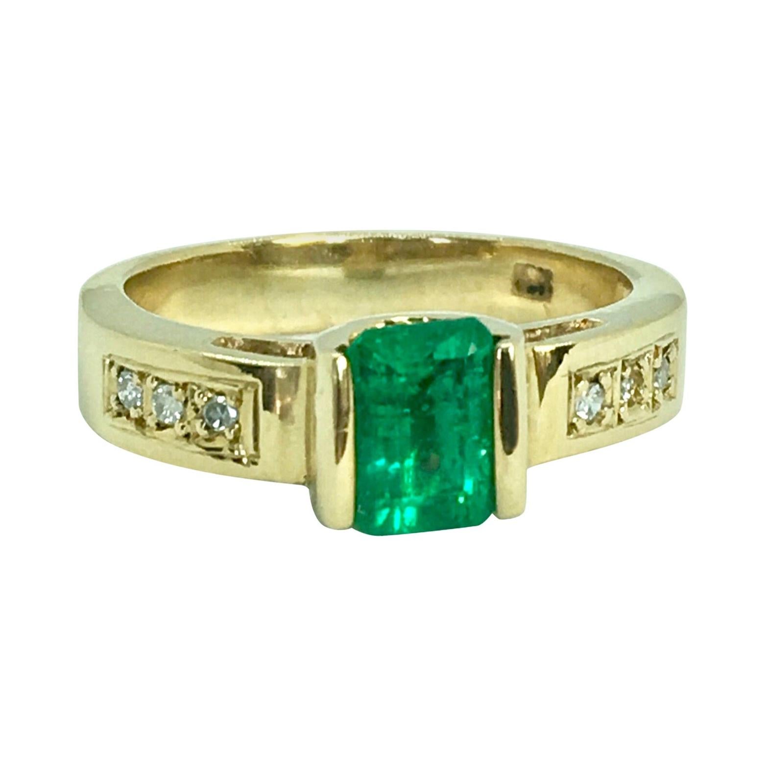 Vivid Emerald Solitaire Ring 18 Karat Yellow Gold