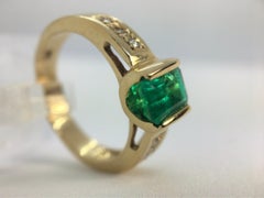 Solitär-Ring mit lebhaftem Smaragd aus 18 Karat Gelbgold