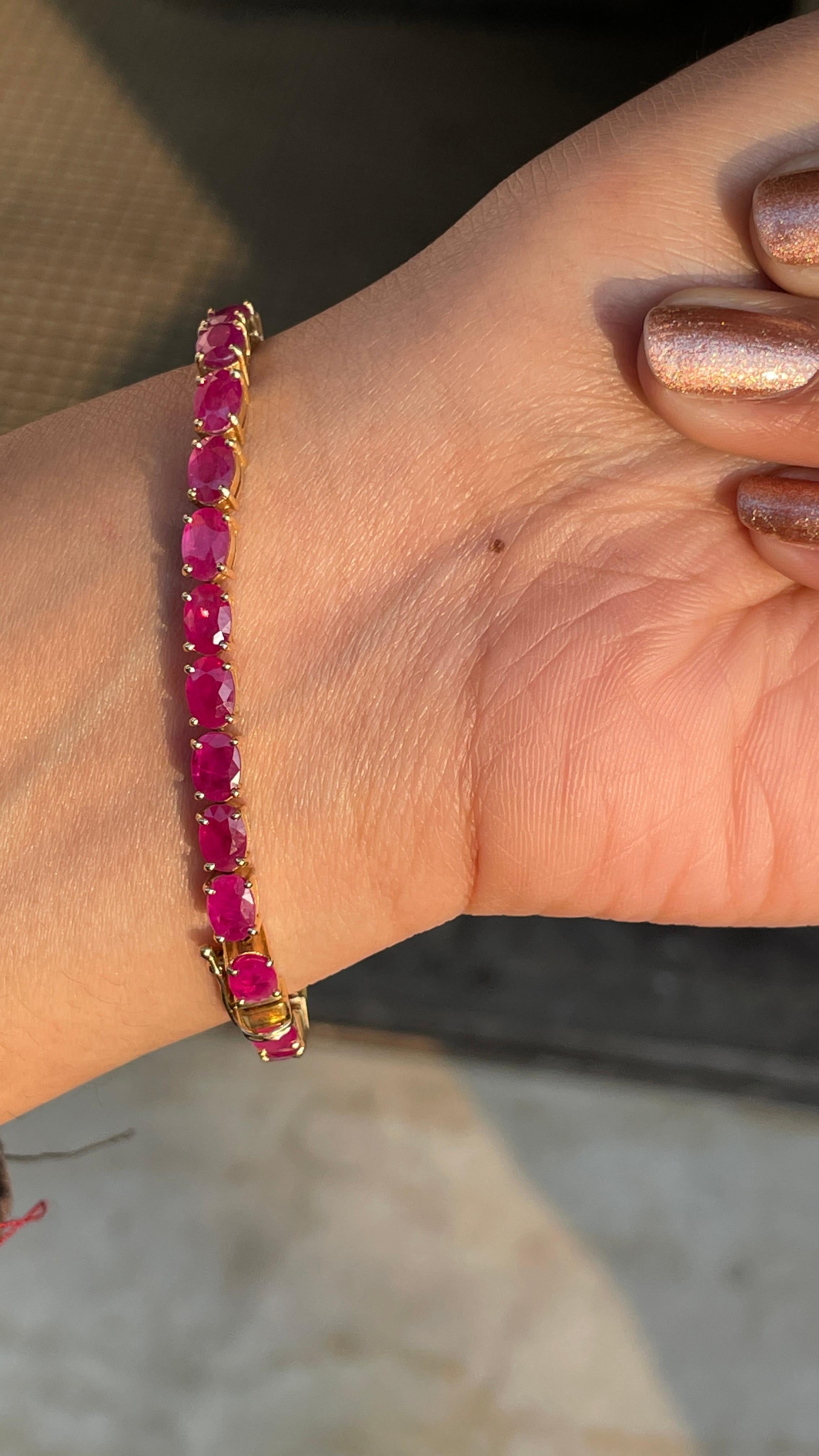 Ruby bracelet in 18K Gold. It has a perfect oval cut gemstone to make you stand out on any occasion or an event.
A tennis bracelet is an essential piece of jewelry when it comes to your wedding day. The sleek and elegant style complements the attire