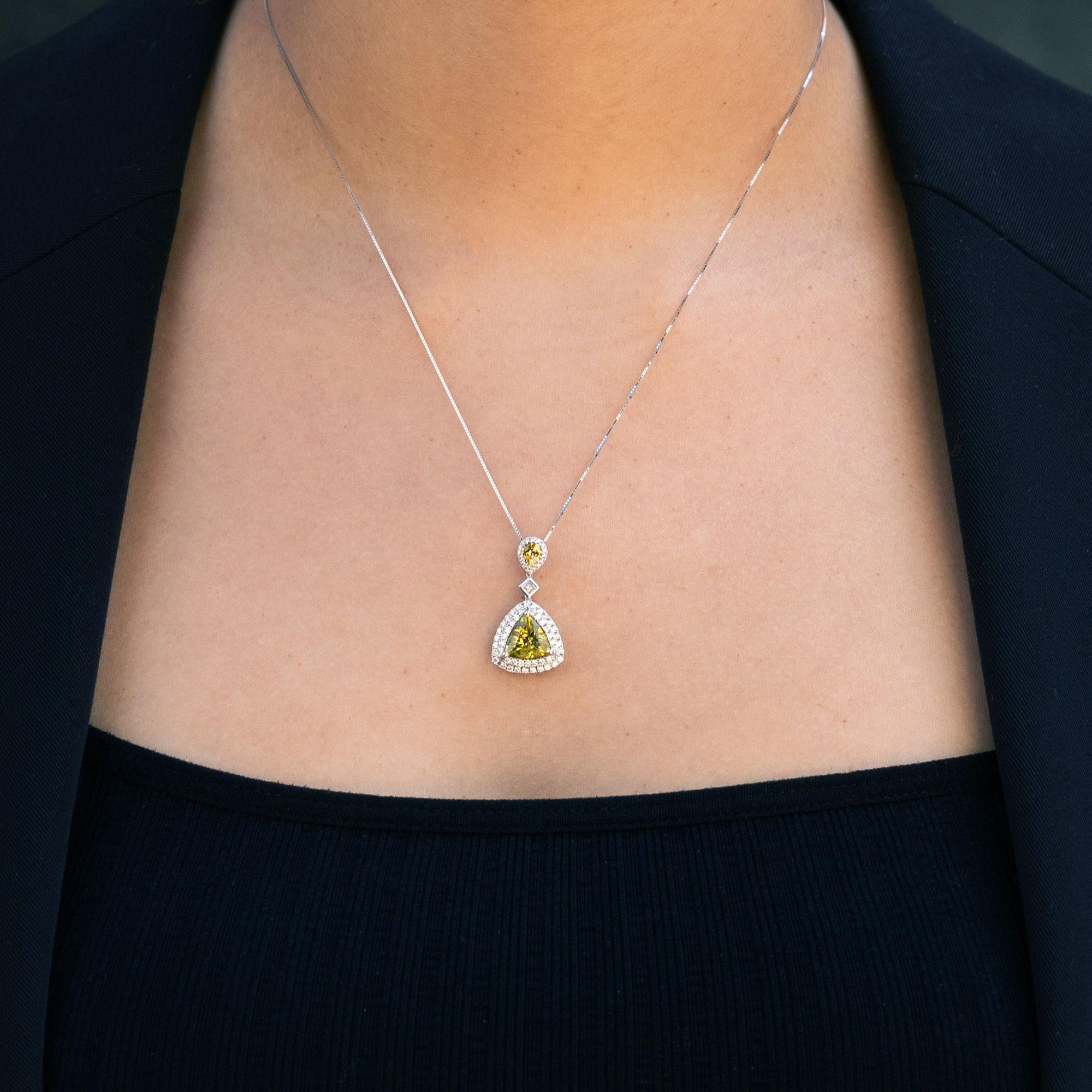 Un vibrante pendente con gemma di tormalina. 65 diamanti incolori incontrano la profondità di verdi luminosi, l'ampiezza della tavolozza naturale della tormalina risplende, giocando con i volumi lungo la finitura significativa. L'incastonatura in
