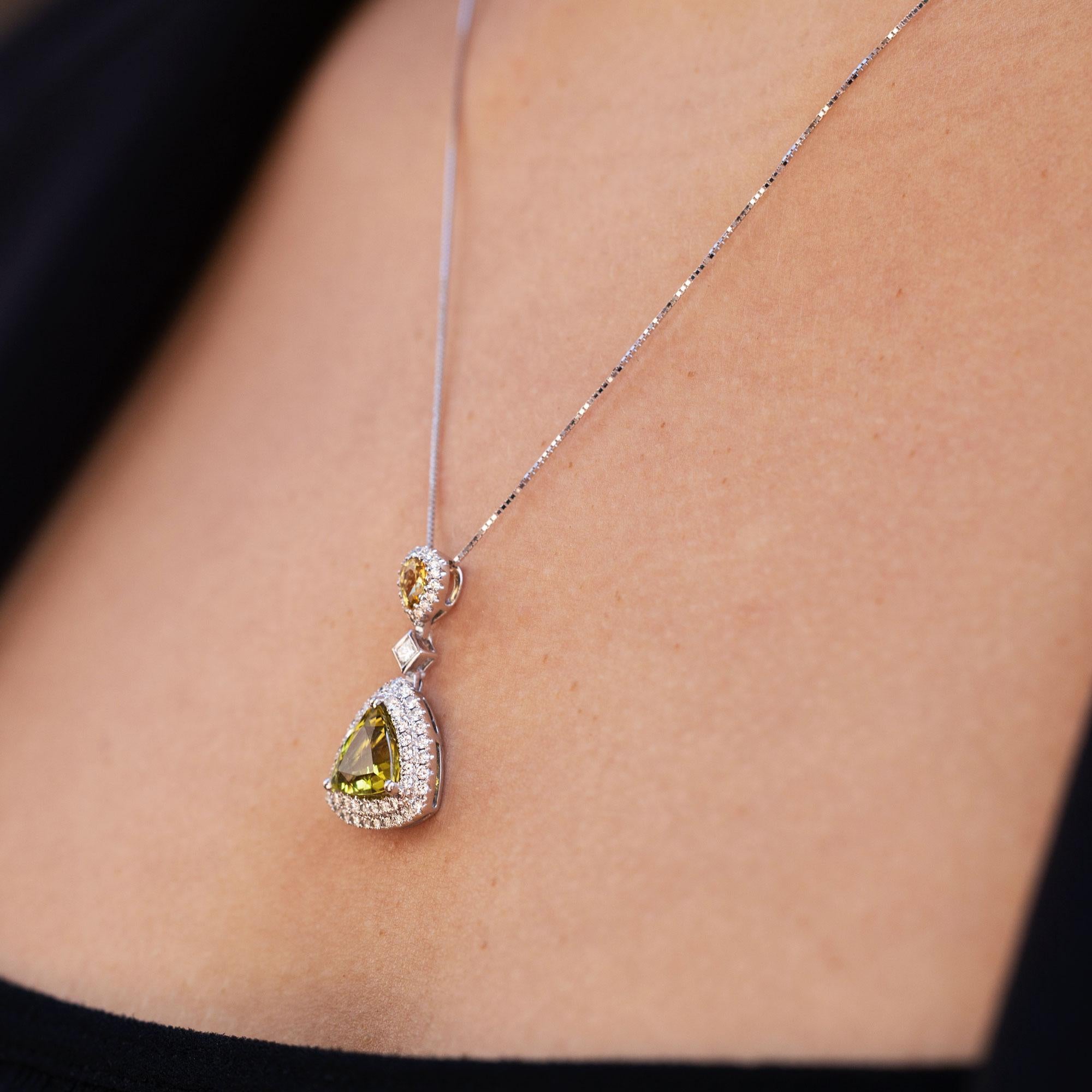 Taglio trillion Collana con tormalina verde vivo da 2 carati e diamanti in oro bianco 18k in vendita