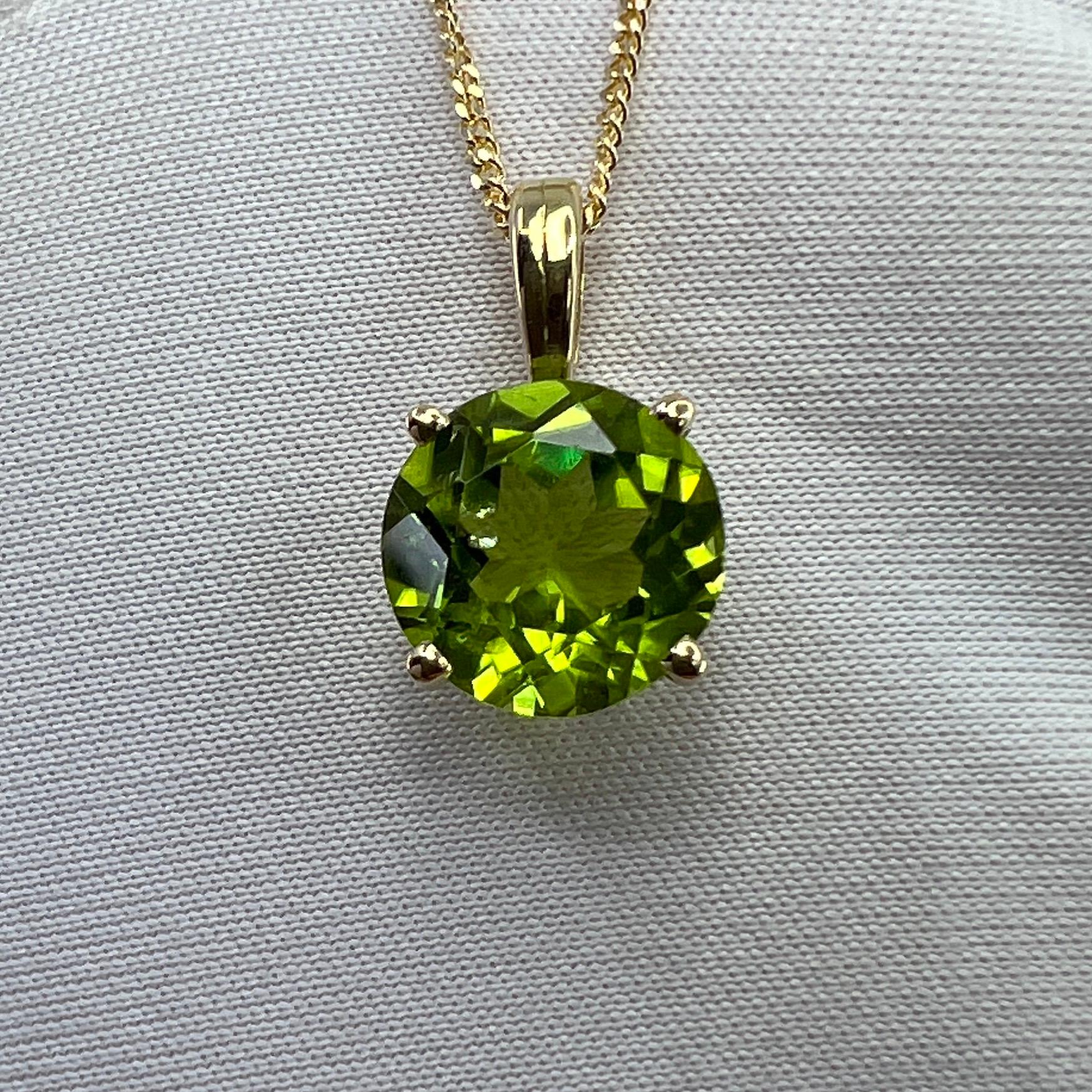 Beautiful 3.13 carat natural vivid green peridot set in a fine 18k yellow gold solitaire pendant.

Stunning peridot with a bright and vivid green colour and good clarity, clean stone with only some small natural inclusions visible when looking