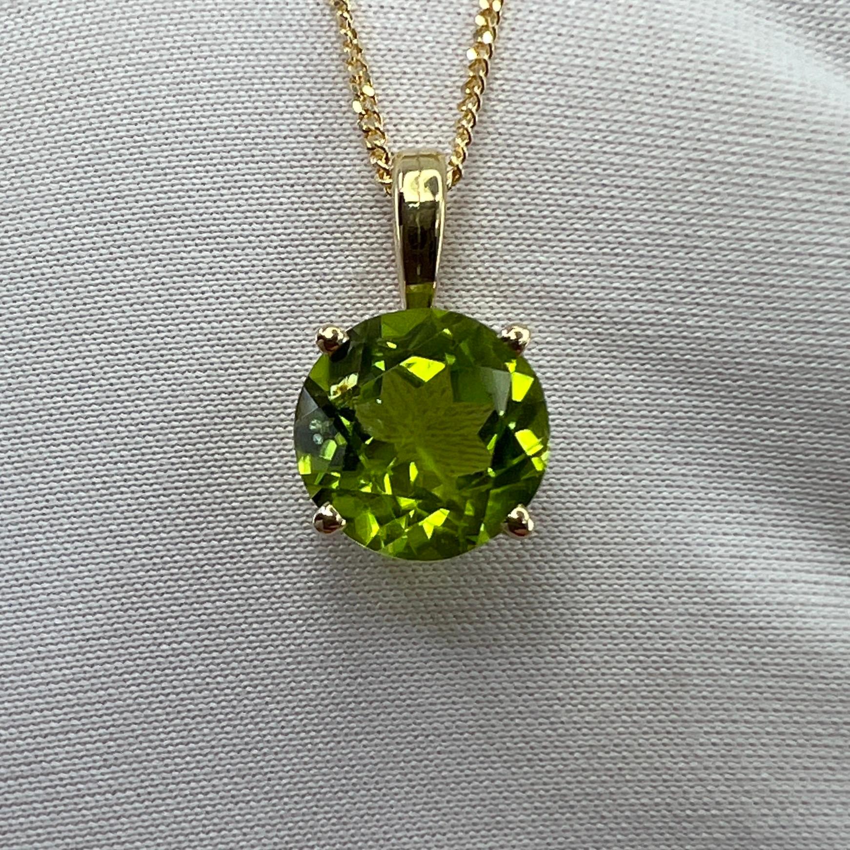 Vivid Green 3.13 Carat Round Cut Peridot 18k Gold Solitaire Pendant Necklace In New Condition In Birmingham, GB