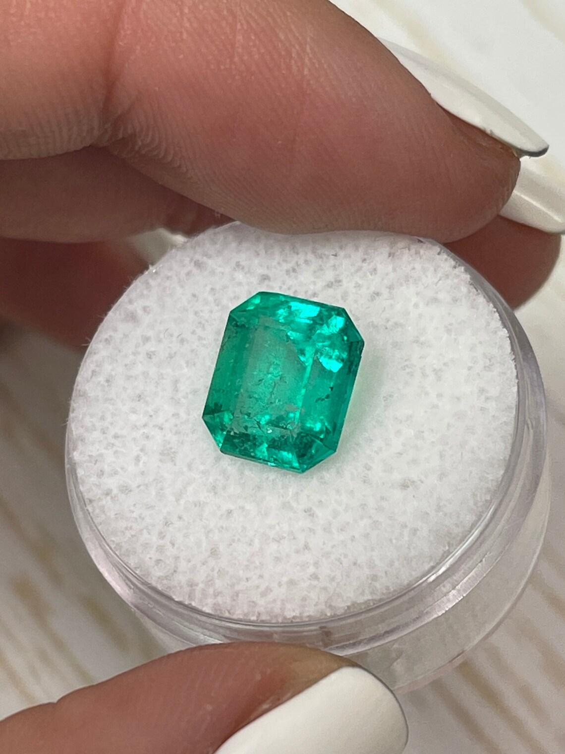 Modern Vivid Green 4.26 Carat Emerald Cut Colombian Emerald Gem - May Birthstone For Sale