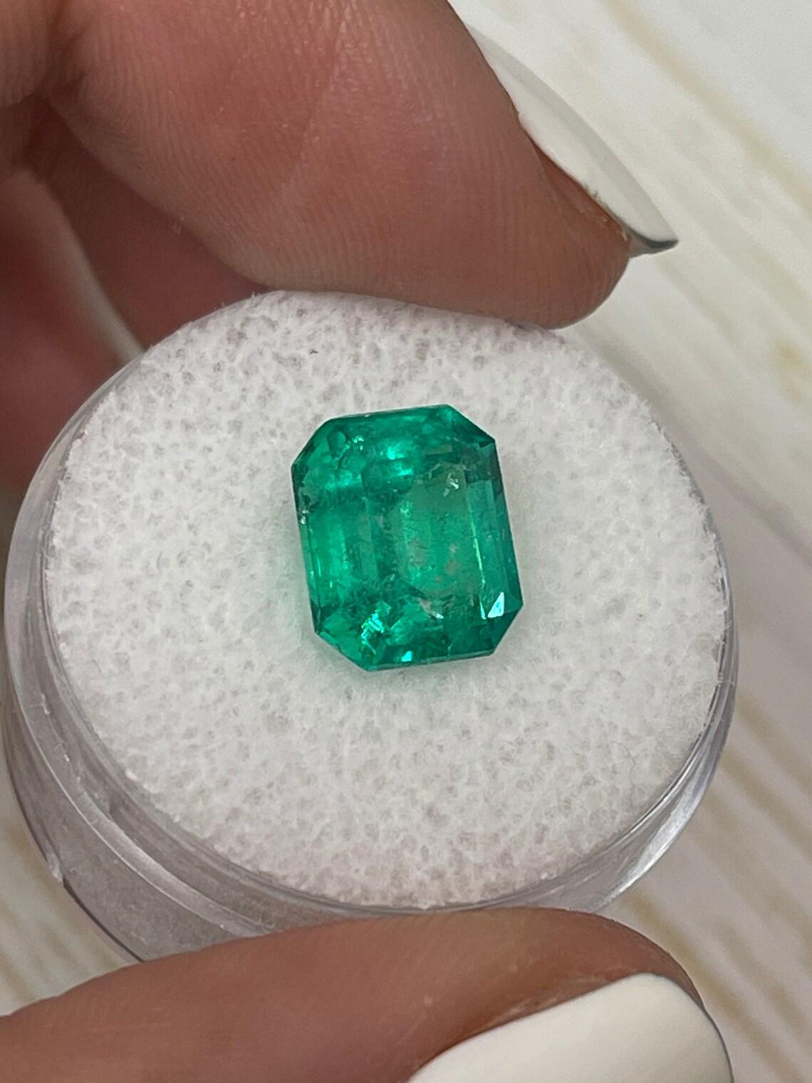 Vivid Green 4.26 Carat Emerald Cut Colombian Emerald Gem - May Birthstone In New Condition For Sale In Jupiter, FL