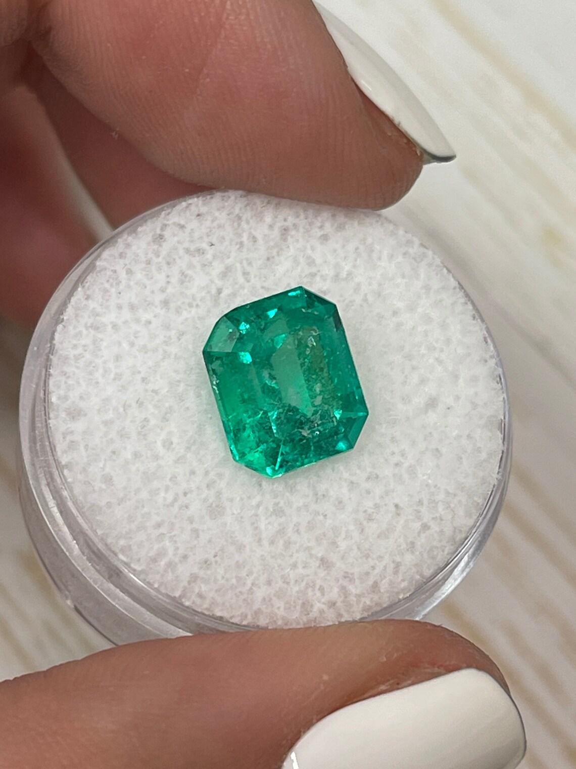 Women's Vivid Green 4.26 Carat Emerald Cut Colombian Emerald Gem - May Birthstone For Sale