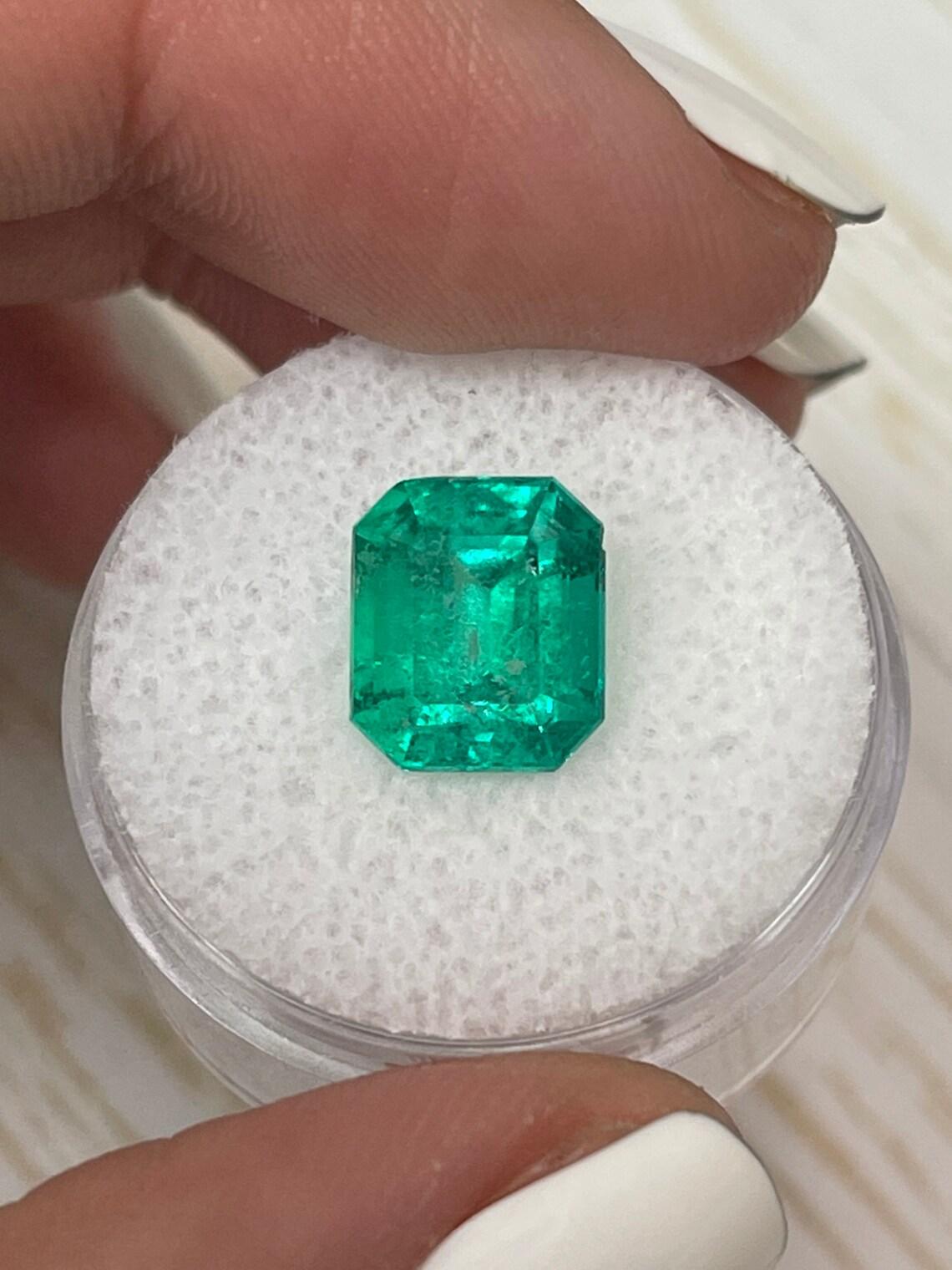 Vivid Green 4.26 Carat Emerald Cut Colombian Emerald Gem - May Birthstone For Sale 1
