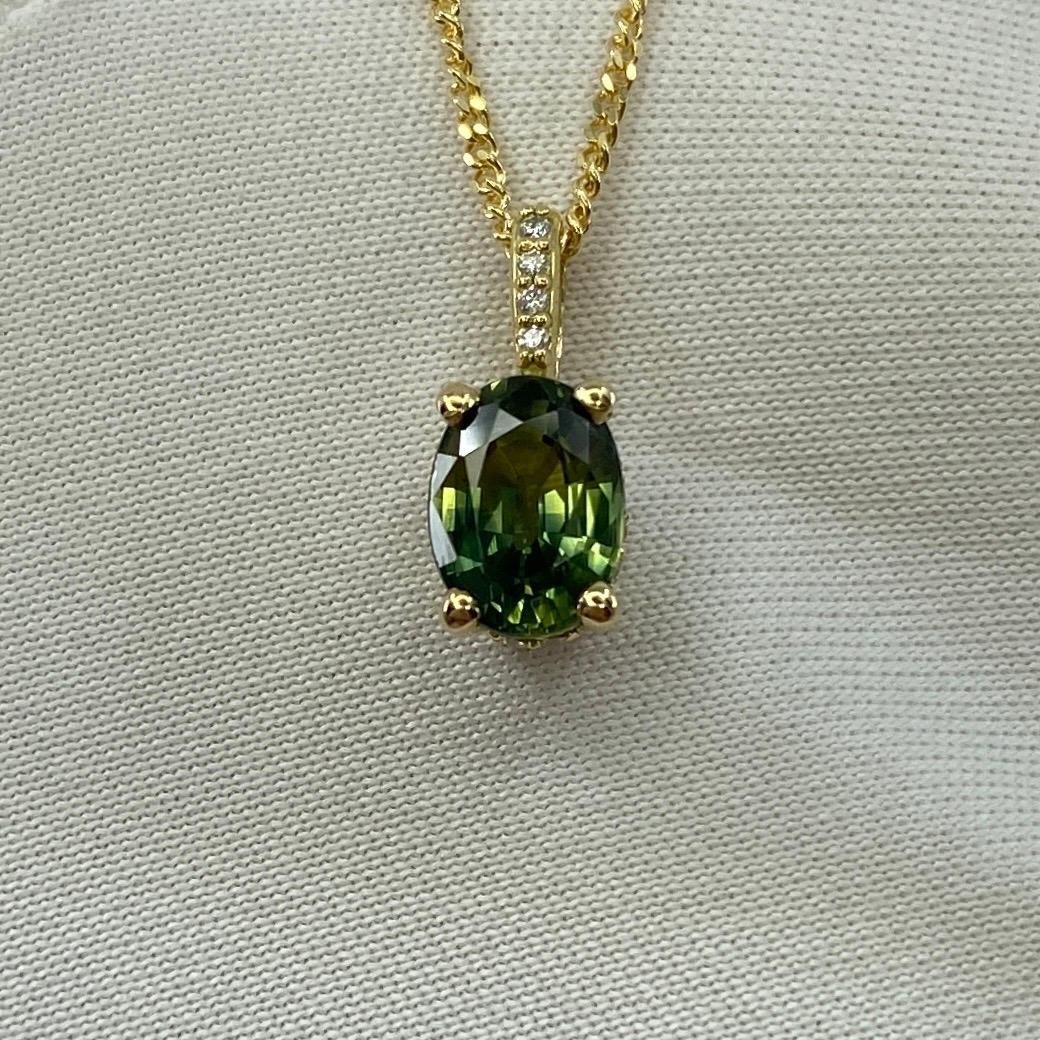 Vivid Green Australian Sapphire & Diamond 18k Gelbgold Anhänger.

1,04 Karat Saphir mit leuchtend grüner Farbe und ausgezeichneter Klarheit. Sehr sauberer Stein. Außerdem hat er einen ausgezeichneten ovalen Schliff. Maße: 7x5mm.

Umgeben von 16