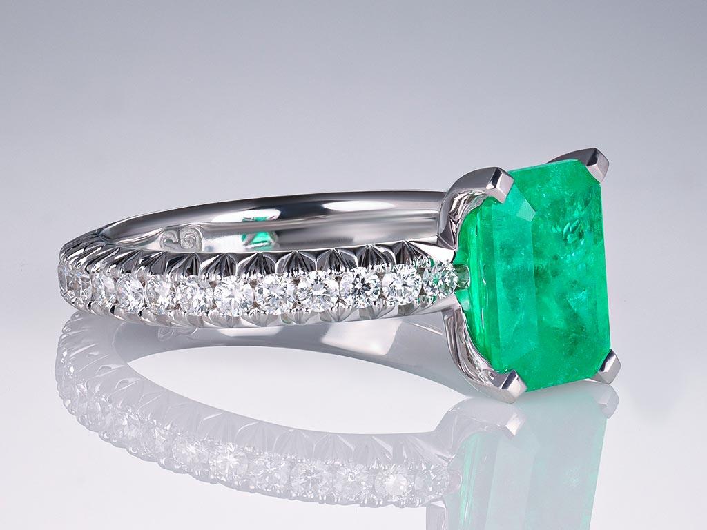 Neoclassical Vivid Green Colombian Emerald 1.71 ct Ring with Diamonds in 18K white gold