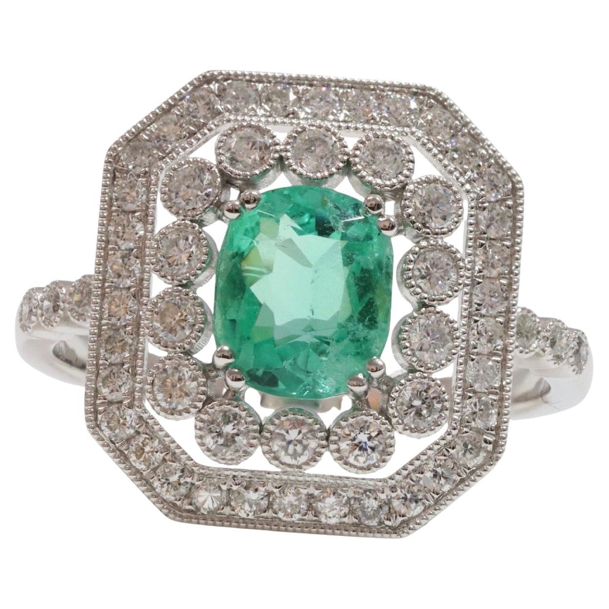 Esmeralda colombiana verde vivo y diamantes en anillo de platino