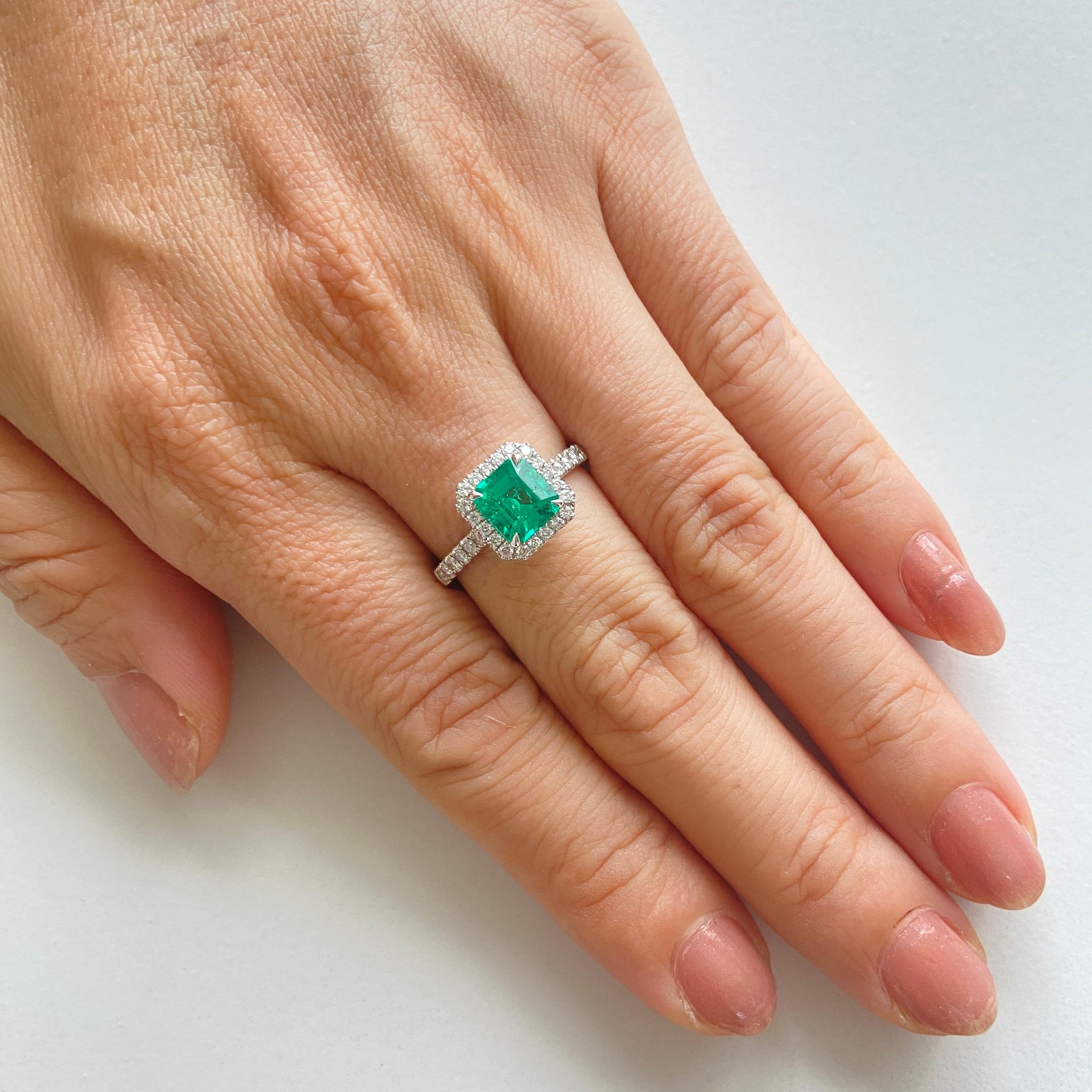 Vivid Green Colombian Emerald Ring set in White diamonds In New Condition For Sale In Hong Kong, HK