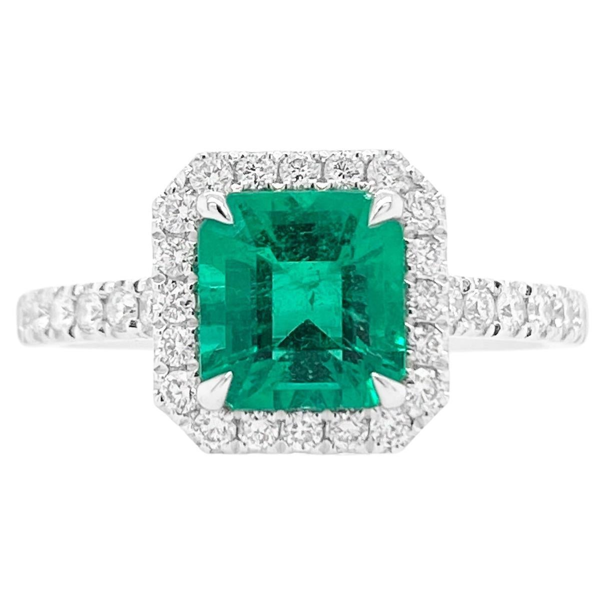 Vivid Green Colombian Emerald Ring set in White diamonds For Sale