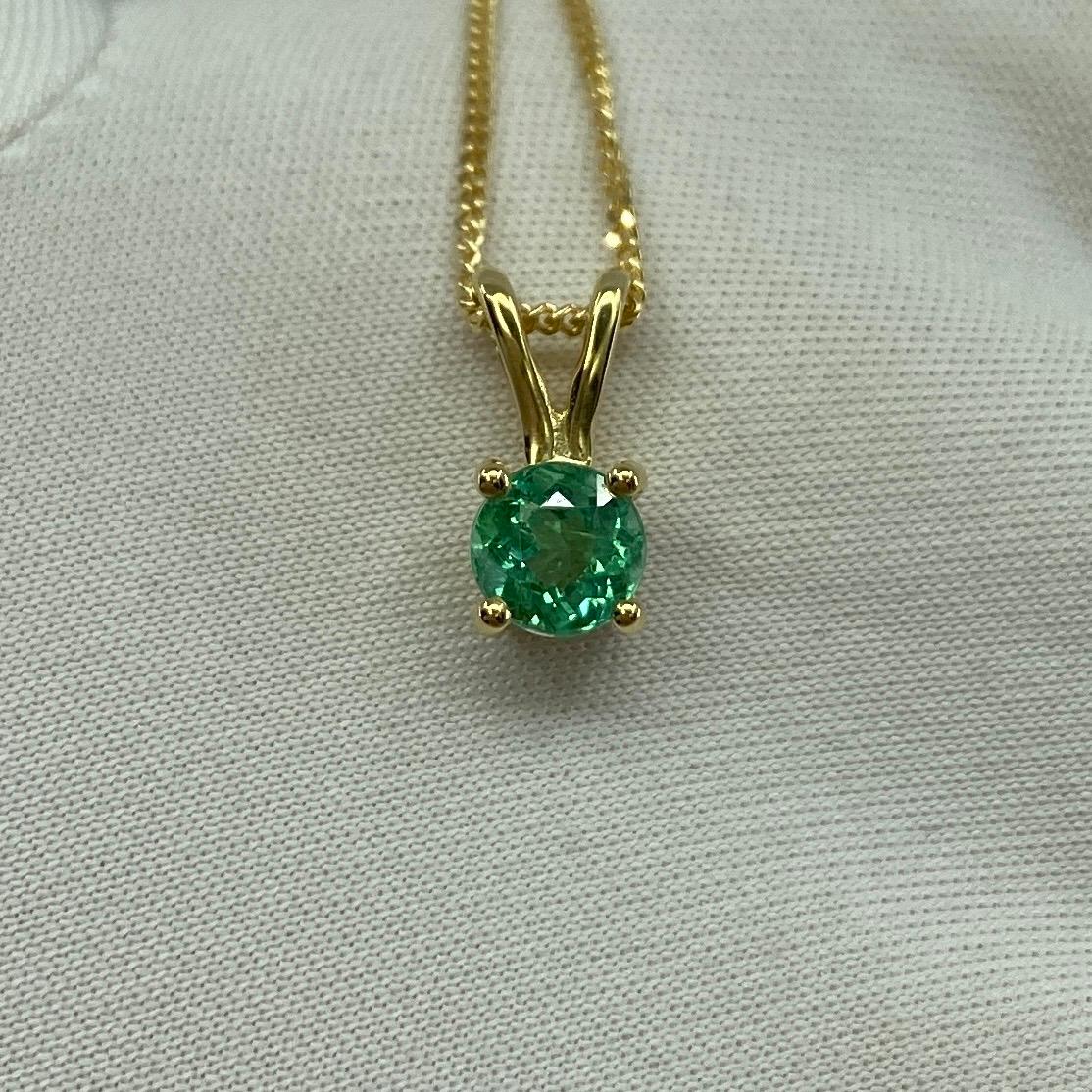 Vivid Green Colombian Emerald Round Cut 18k Yellow Gold Solitaire Pendant In New Condition In Birmingham, GB