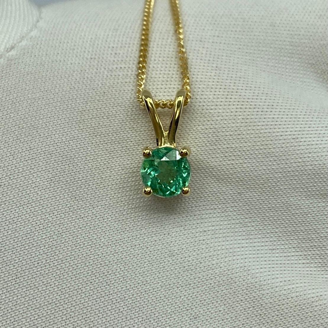 Women's or Men's Vivid Green Colombian Emerald Round Cut 18k Yellow Gold Solitaire Pendant