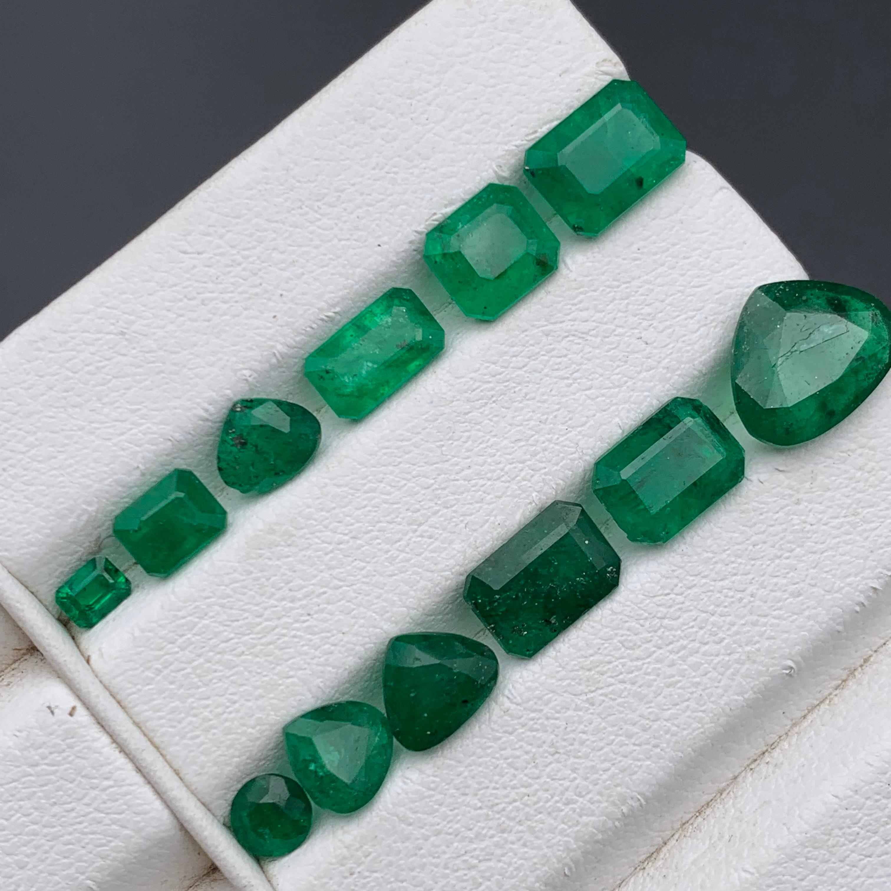 Esmeralda verde viva 14.25 ct Lote de piedras sueltas naturales tamaño joya de Swat en venta 4