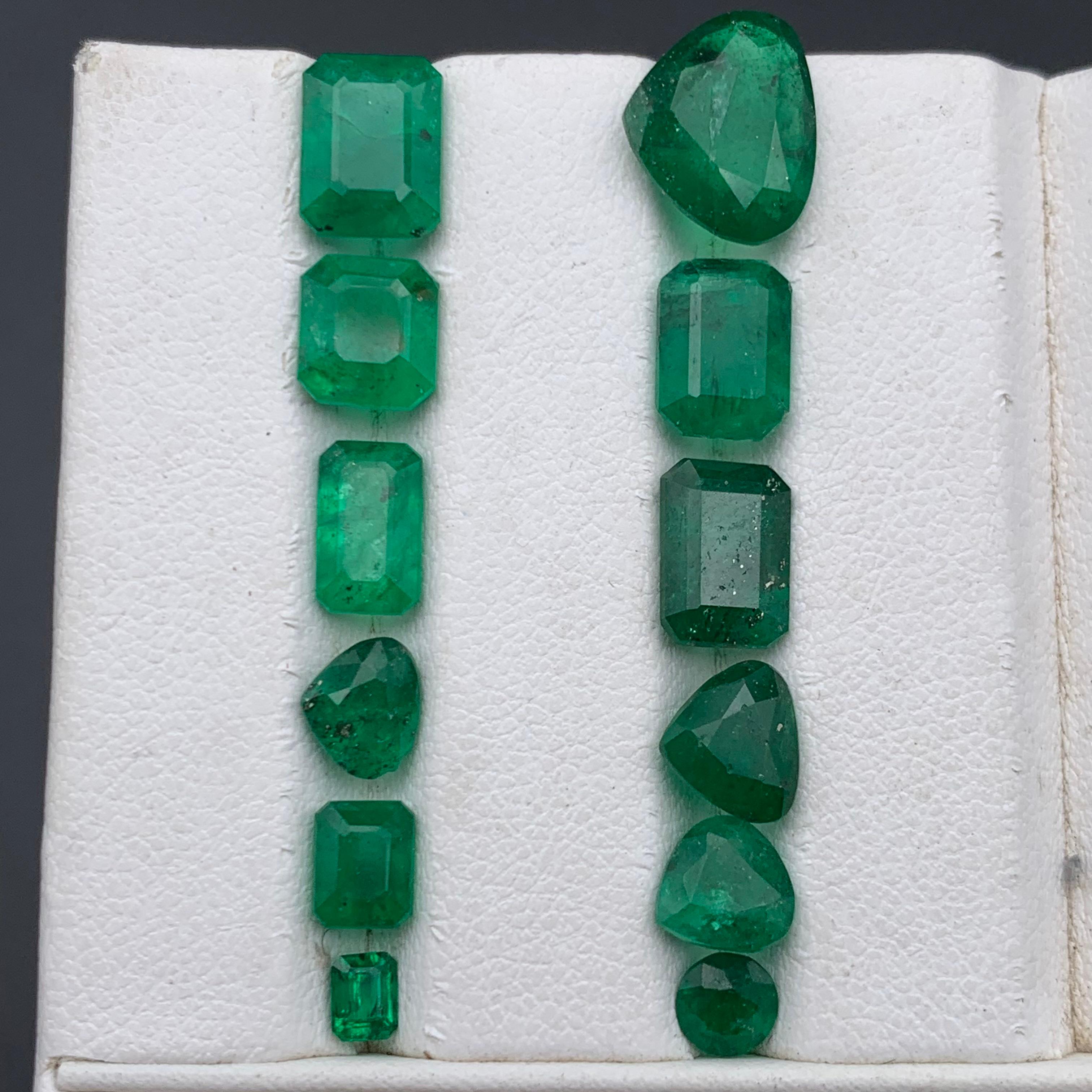 Esmeralda verde viva 14.25 ct Lote de piedras sueltas naturales tamaño joya de Swat Contemporáneo en venta