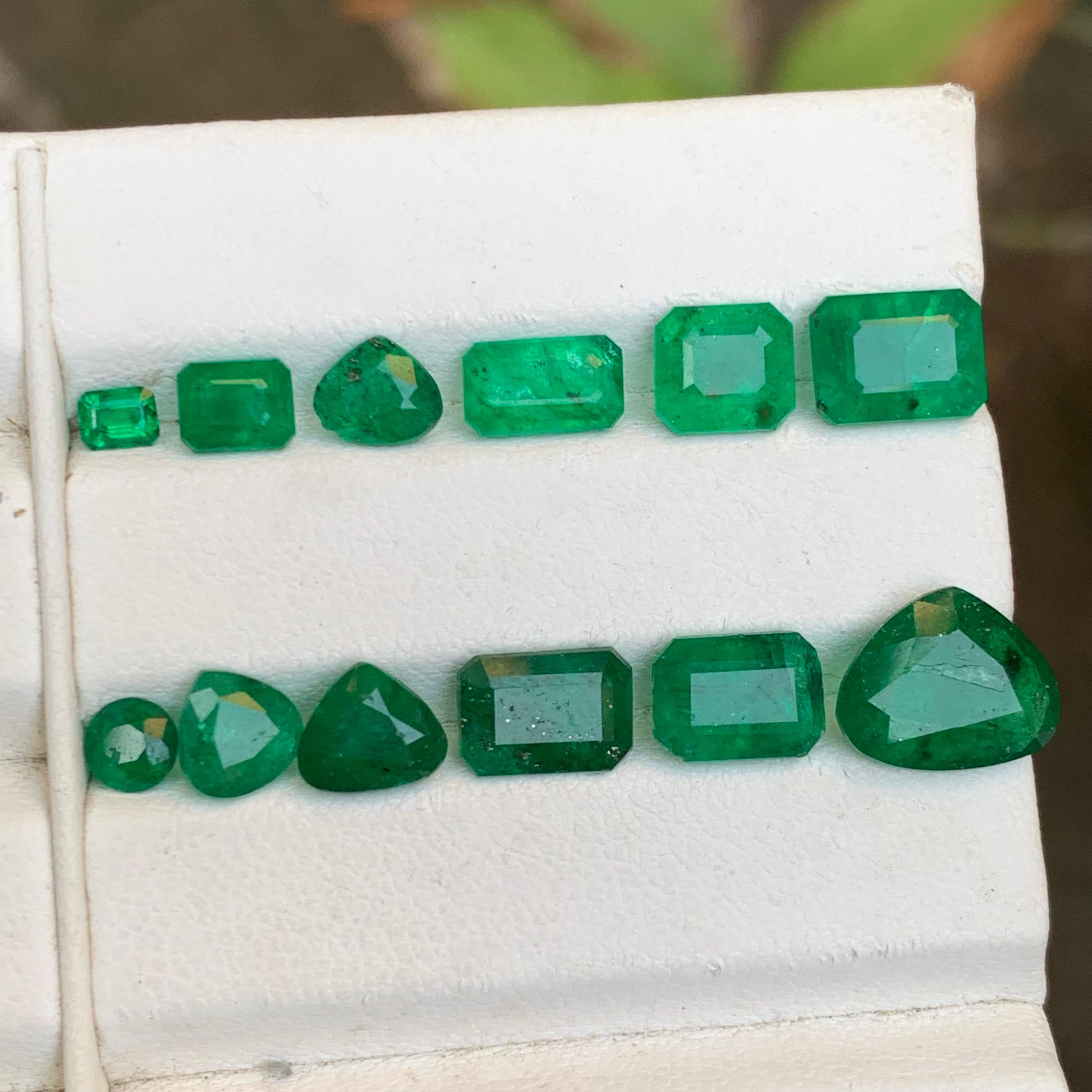 Esmeralda verde viva 14.25 ct Lote de piedras sueltas naturales tamaño joya de Swat en Nuevo estado para la venta en Peshawar, PK