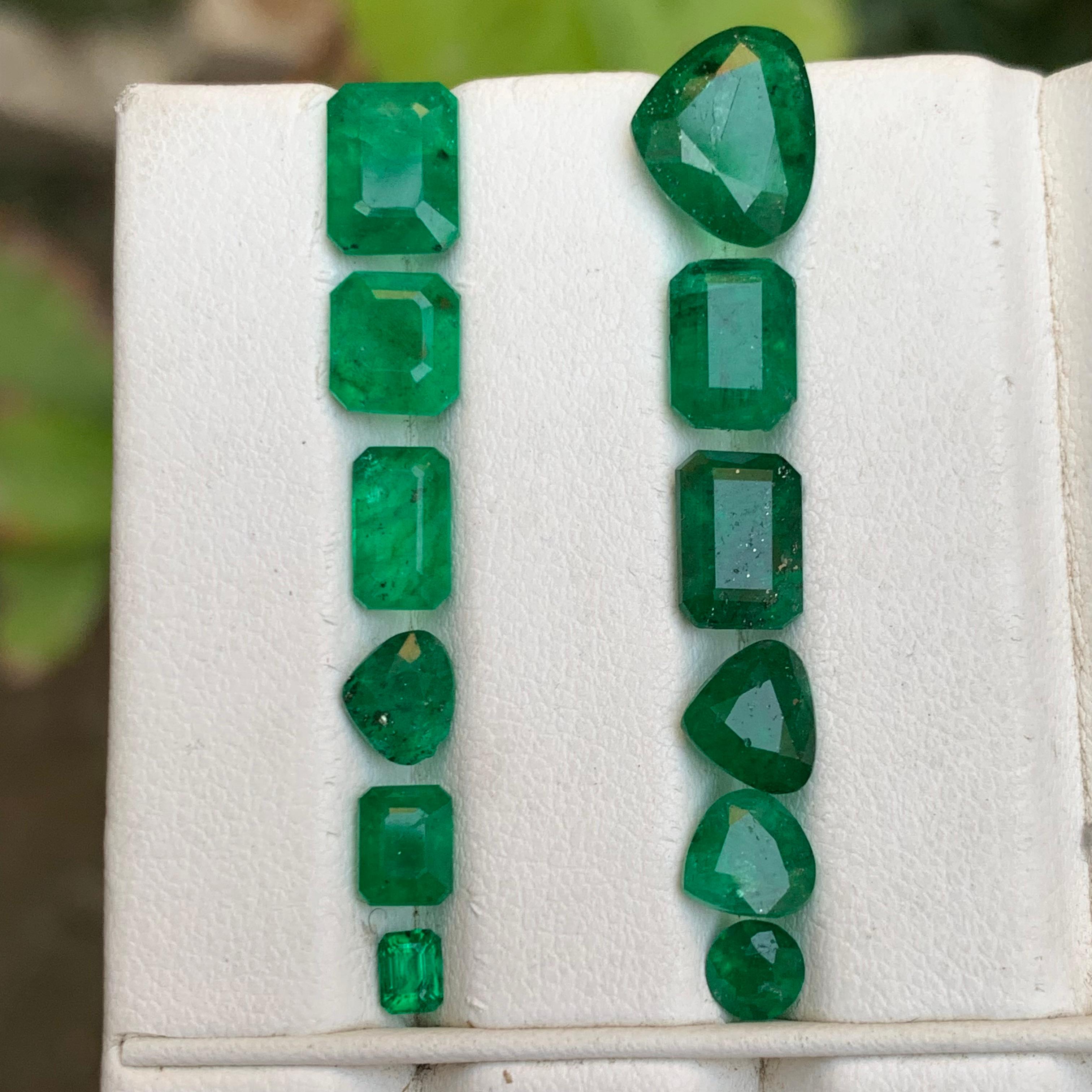 Femenino o masculino Esmeralda verde viva 14.25 ct Lote de piedras sueltas naturales tamaño joya de Swat en venta