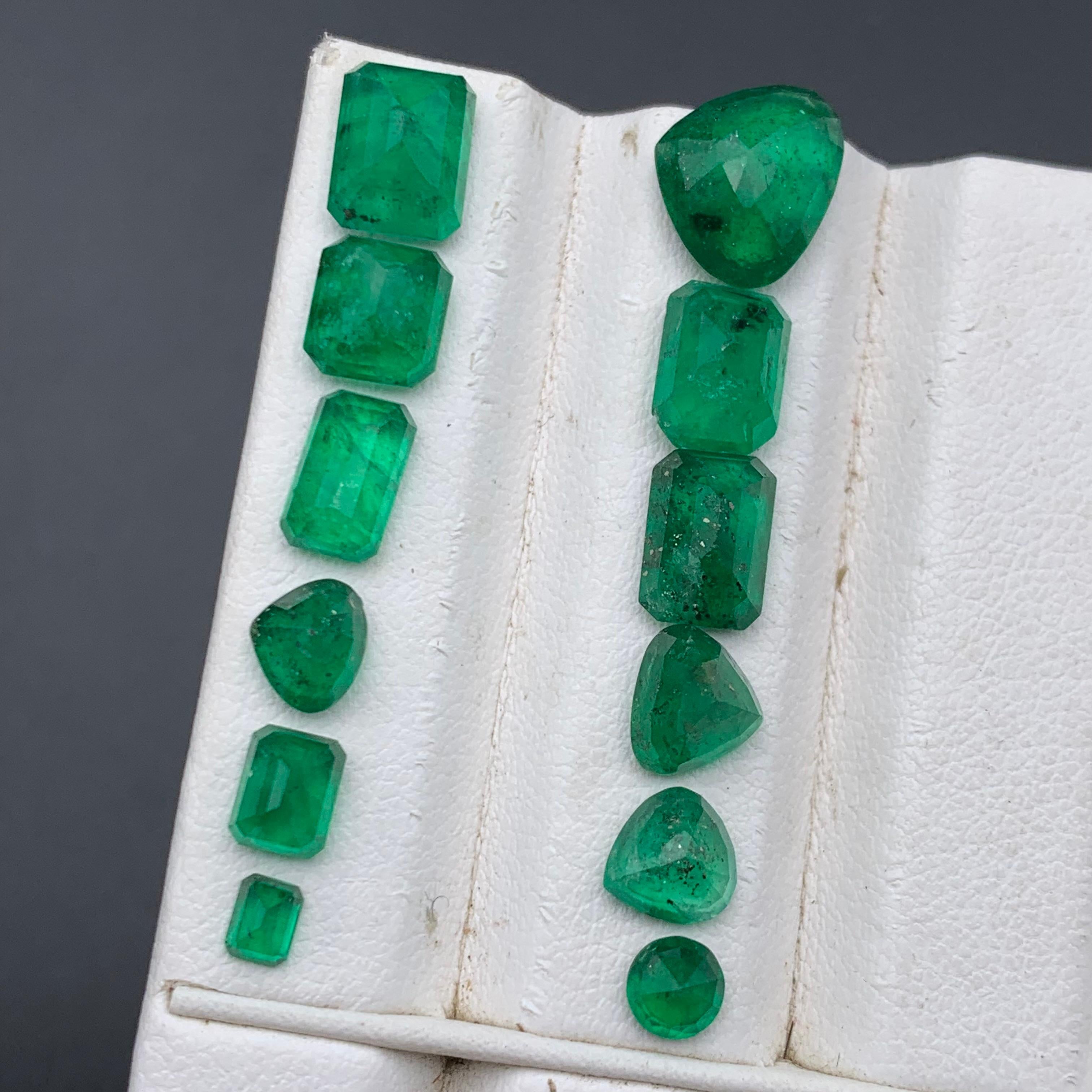 Esmeralda verde viva 14.25 ct Lote de piedras sueltas naturales tamaño joya de Swat en venta 1