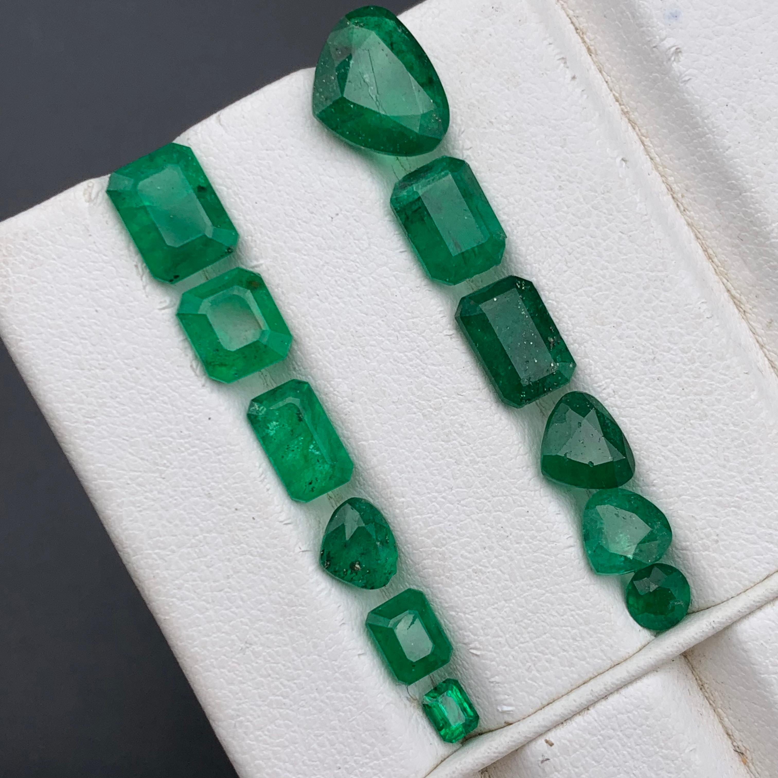 Esmeralda verde viva 14.25 ct Lote de piedras sueltas naturales tamaño joya de Swat en venta 2