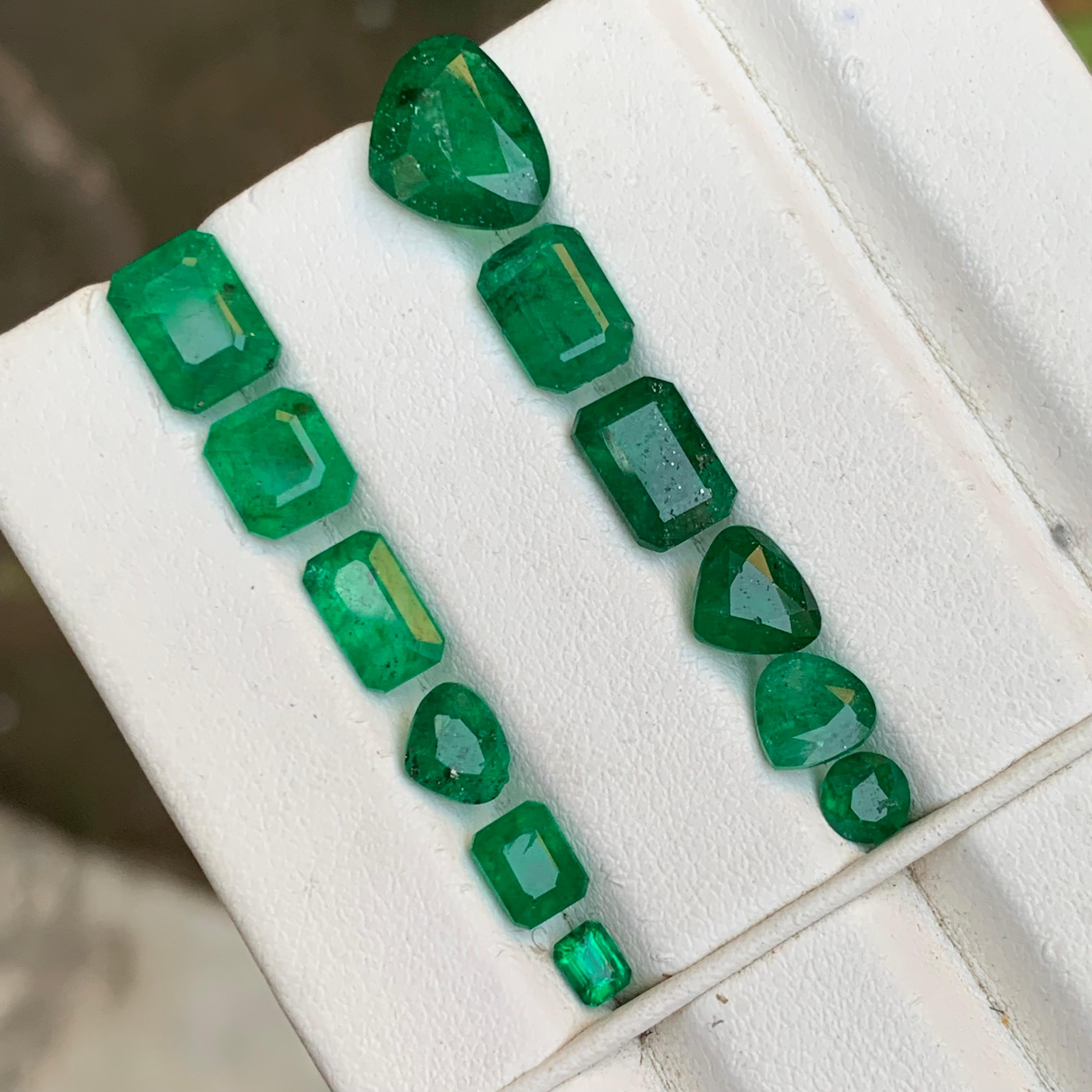 Esmeralda verde viva 14.25 ct Lote de piedras sueltas naturales tamaño joya de Swat en venta 3