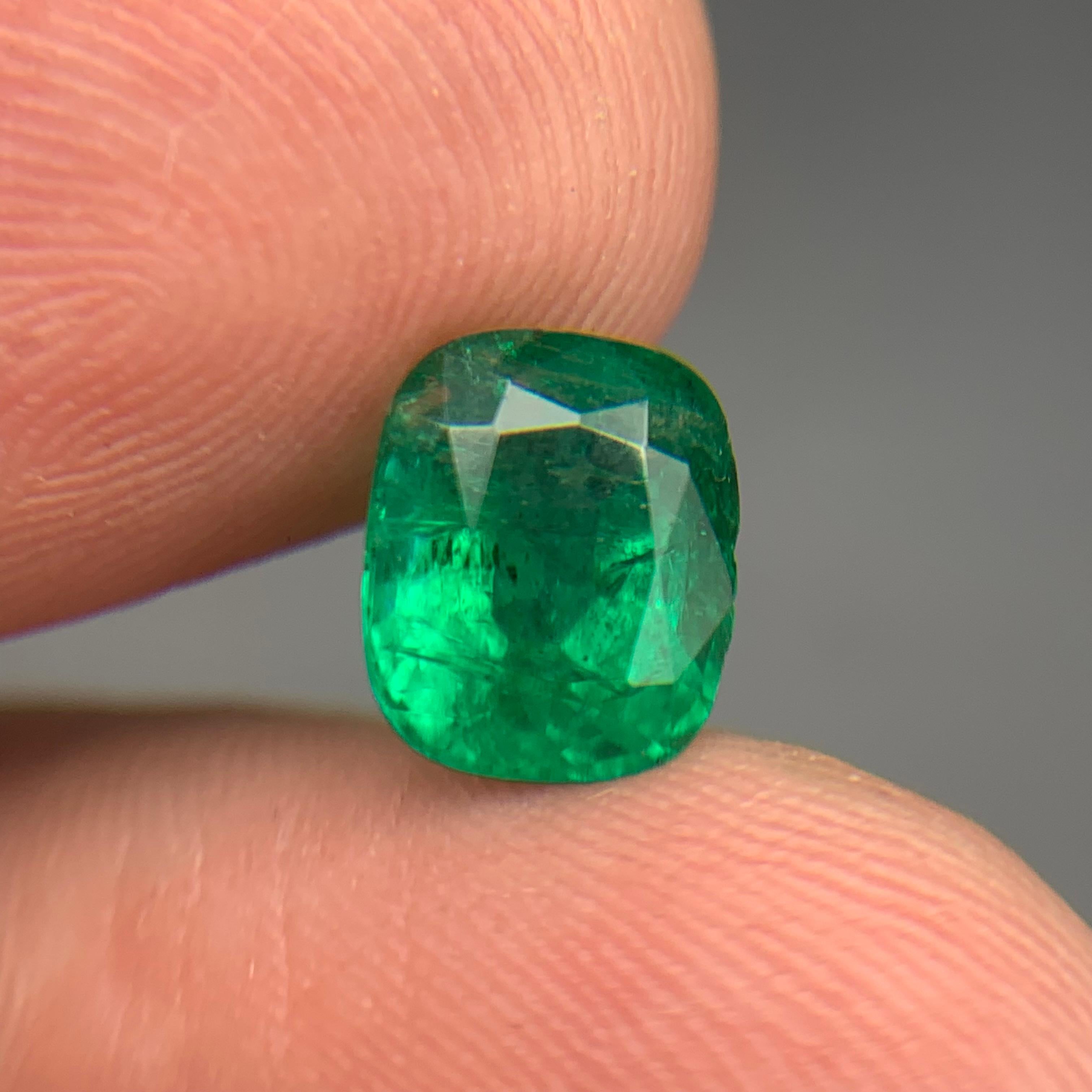 Contemporaneo Smeraldo verde vivo da 2,55 carati, gemma naturale certificata, taglio a cuscino, Zambia in vendita