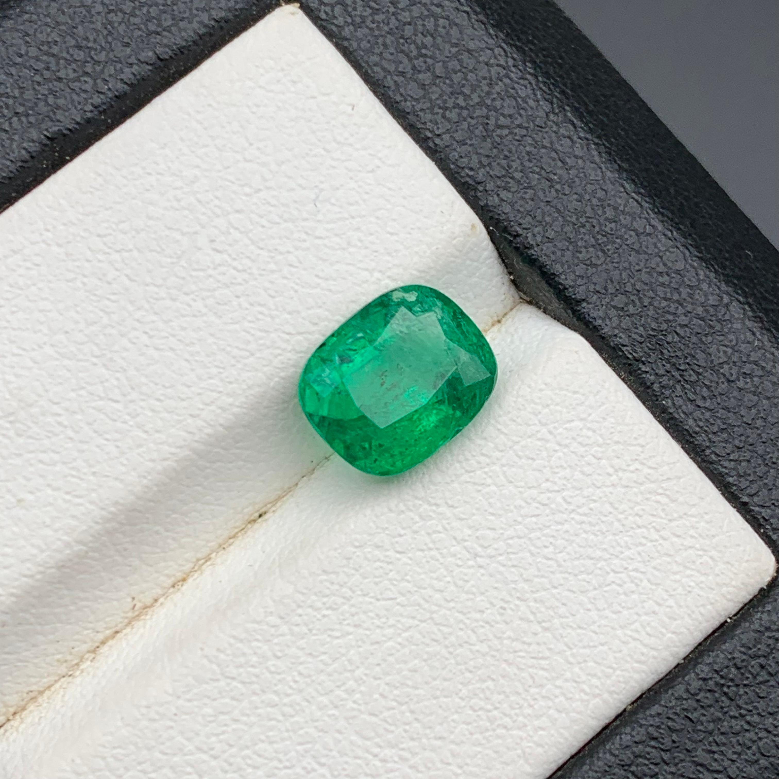 Taglio cuscino Smeraldo verde vivo da 2,55 carati, gemma naturale certificata, taglio a cuscino, Zambia in vendita