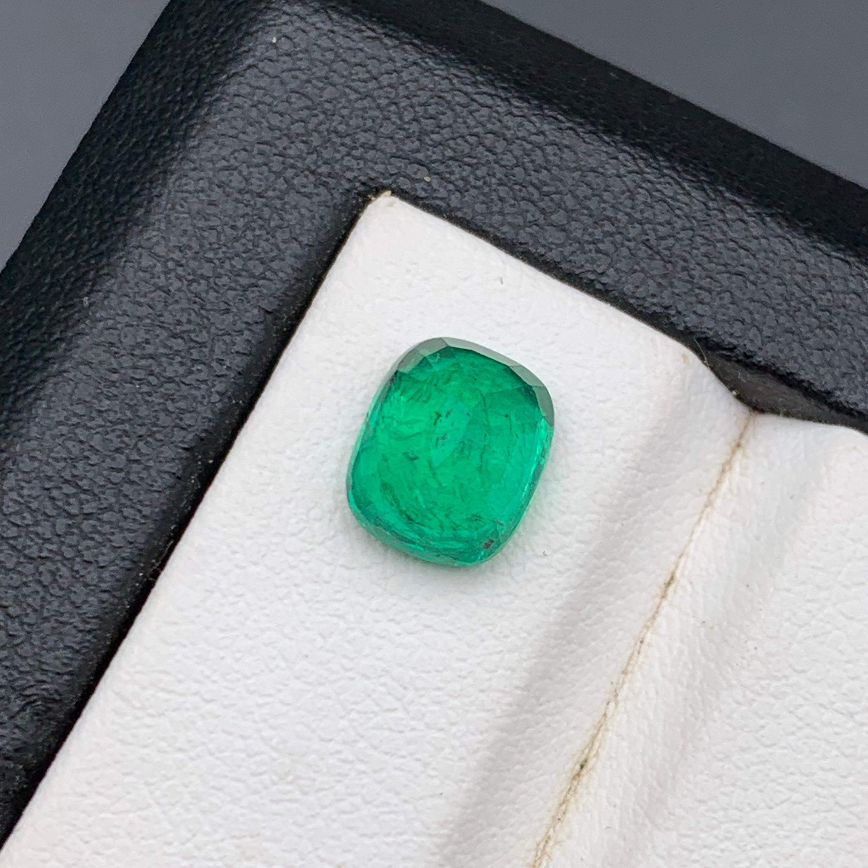 Smeraldo verde vivo da 2,55 carati, gemma naturale certificata, taglio a cuscino, Zambia In condizioni Nuovo in vendita a Peshawar, PK