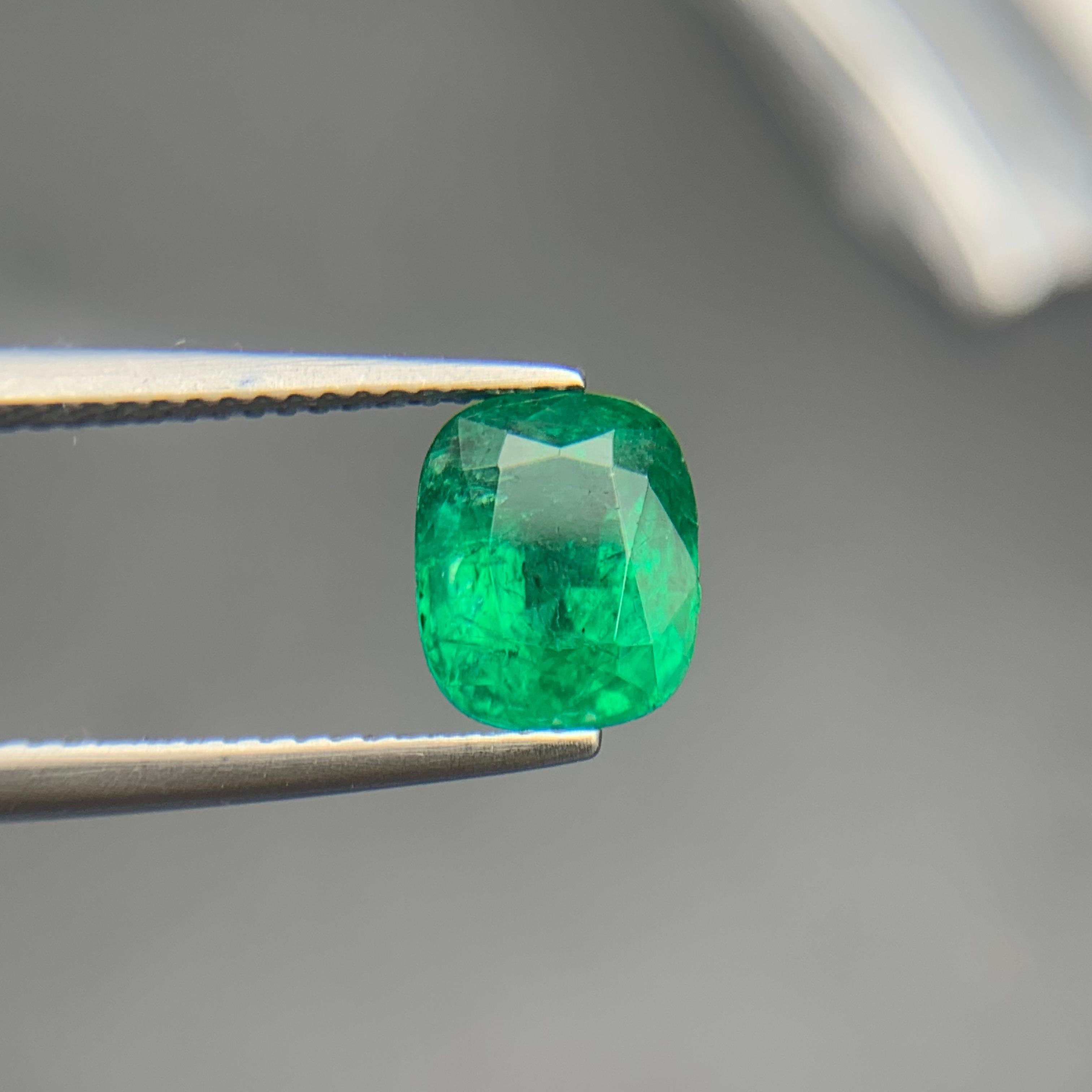 Smeraldo verde vivo da 2,55 carati, gemma naturale certificata, taglio a cuscino, Zambia in vendita 2