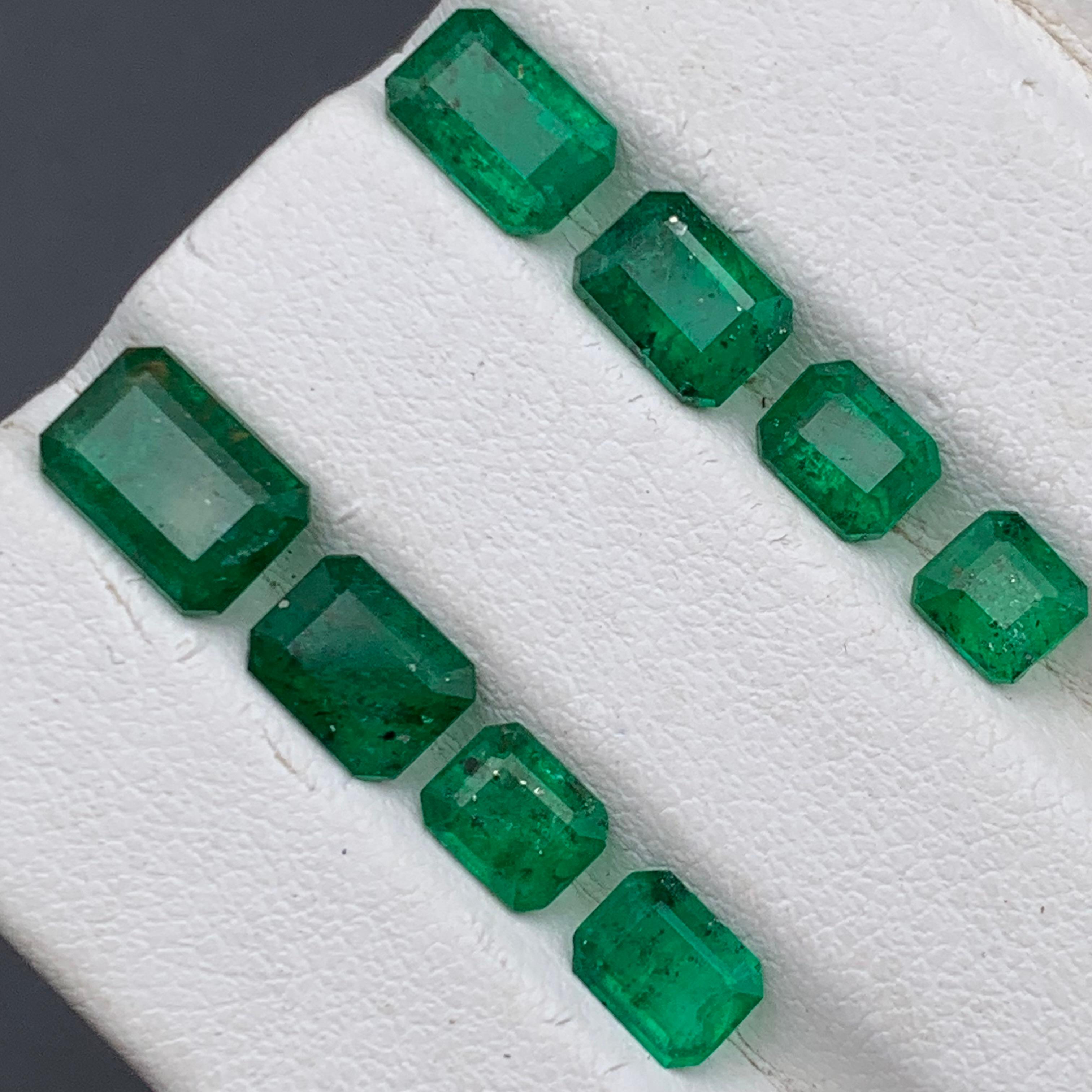 Esmeralda verde viva 6,87 ct Lote de piedras sueltas naturales tamaño joya de Swat en venta 6