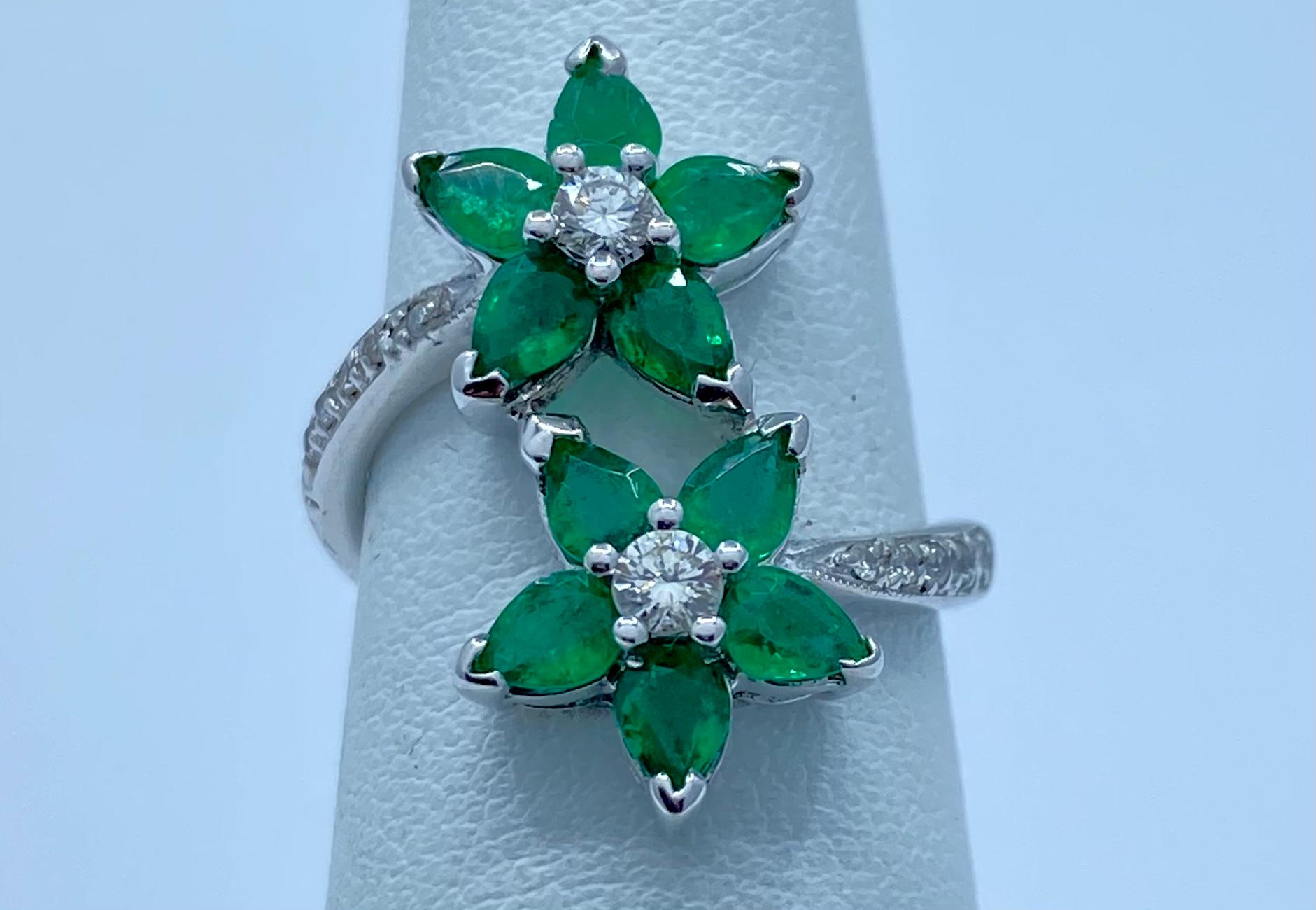 Contemporary Vivid Green Emerald and Diamond 18 Karat White Gold Double Flower Ring
