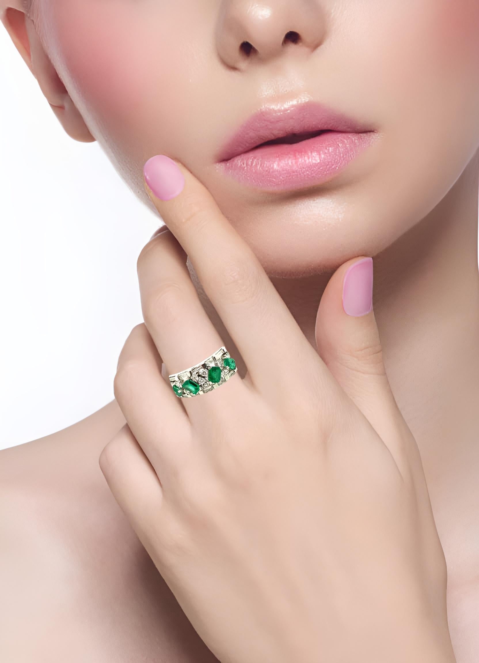 Anello di fidanzamento a eternità in oro con smeraldo verde vivo e diamante bianco in vendita 4