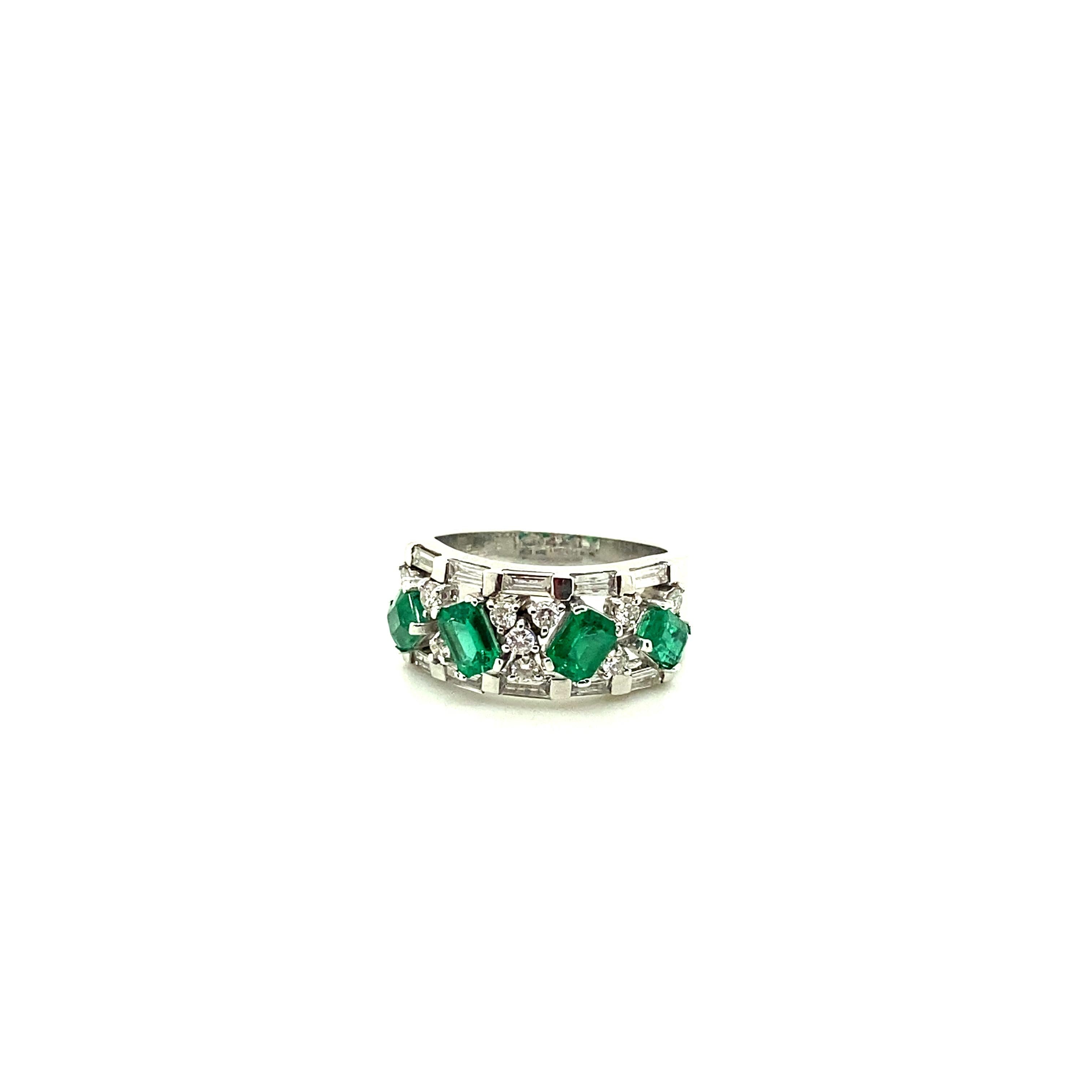 Moderno Anello di fidanzamento a eternità in oro con smeraldo verde vivo e diamante bianco in vendita